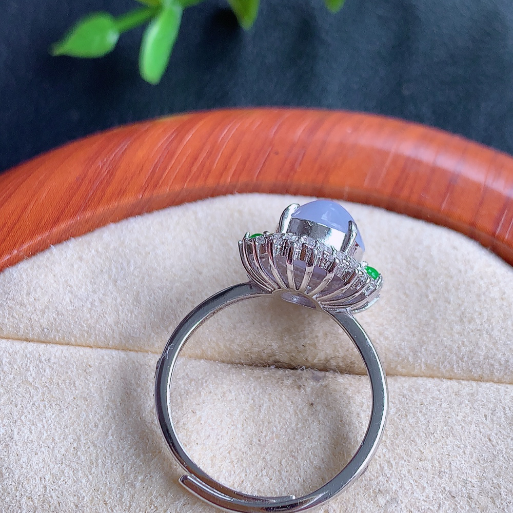 冰润紫罗兰精美翡翠蛋面戒指  玉质细腻  冰清玉润  飘花灵动  颜色漂亮  W502.27  内径尺寸：17.5-13.5-9.5mm  裸石尺寸：8.8-7.8mm