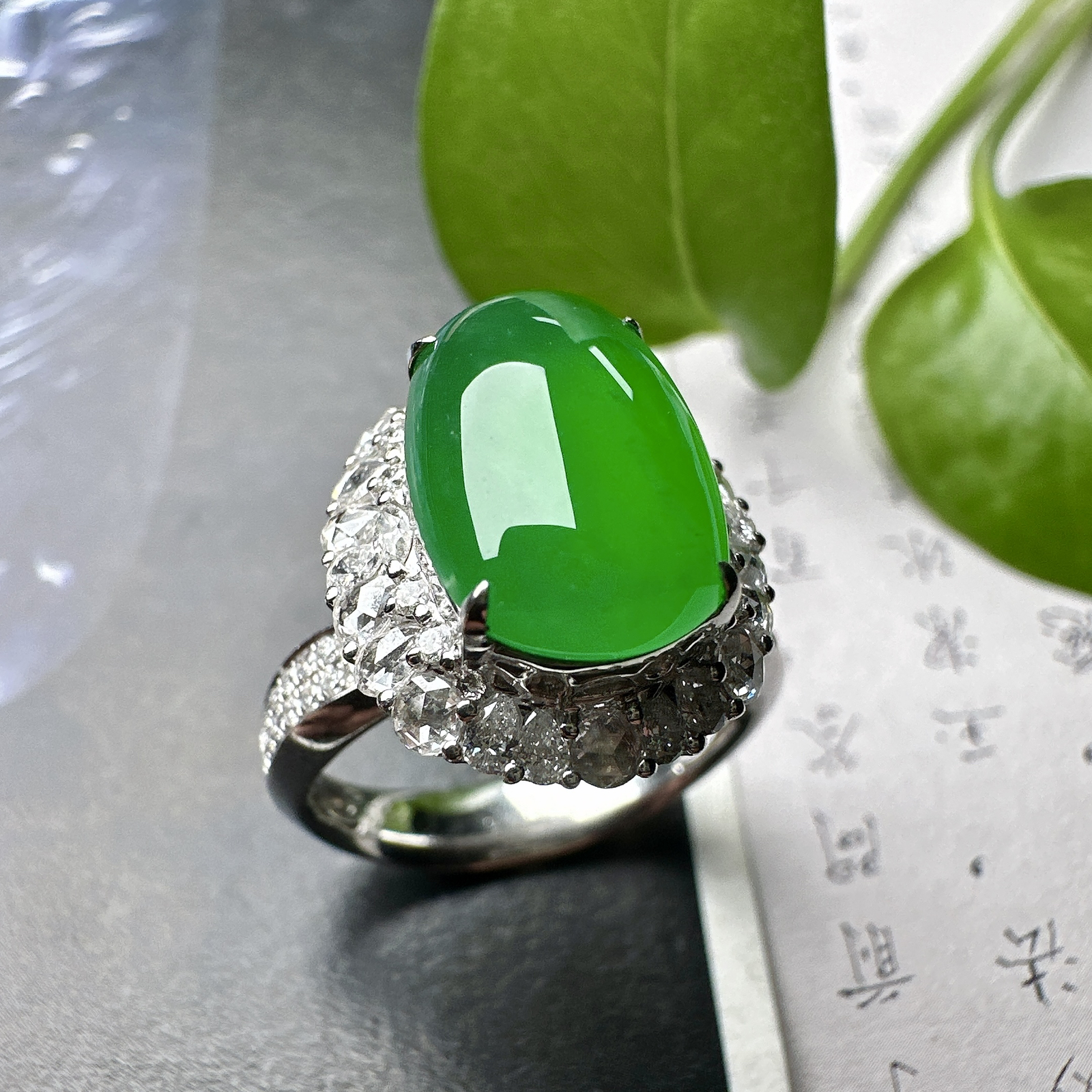 【冰种满绿蛋面戒指】质地均匀细腻，冰润起光，胶感强烈，颜色娇艳，18K金钻精美镶嵌，裸石尺寸12.3
