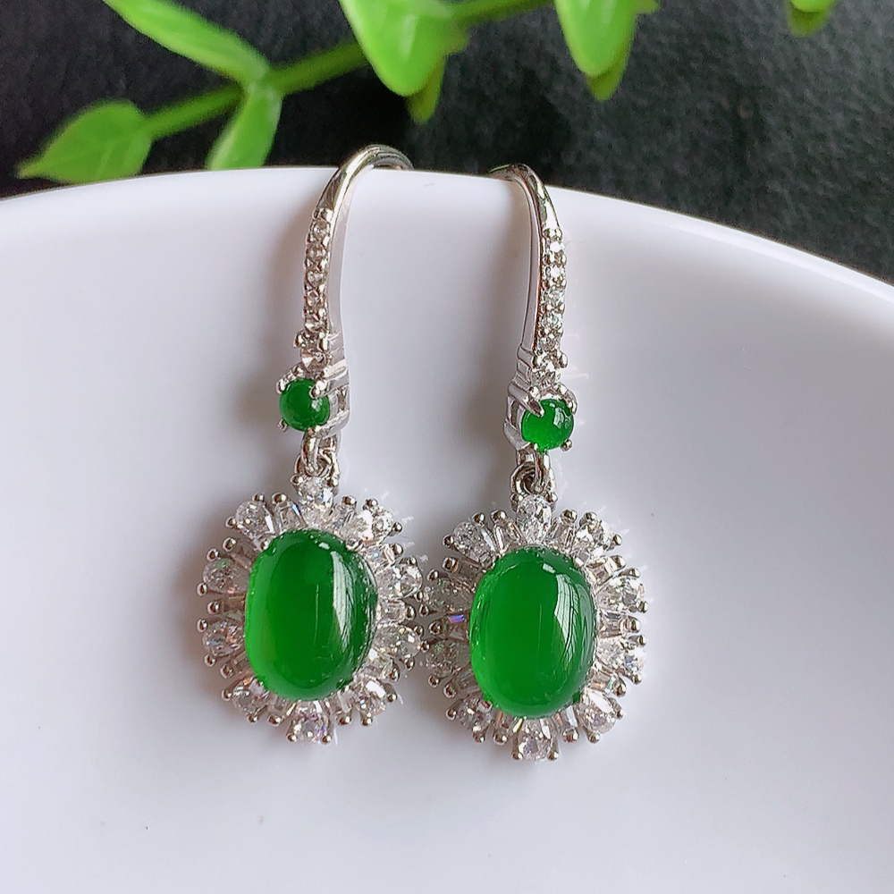 冰满绿翡翠925银镶嵌蛋面耳钉，自然光实拍，翠色灵动，颜色漂亮，种老水足，品相佳，佩戴佳品！W502.27 取一整体尺寸：29-10.8-5.5mm  裸石尺寸：8-5.8mm