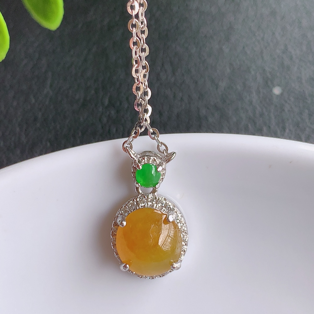 冰润黄翡蛋面翡翠吊坠，925银饰镶嵌  质地细腻，清秀高雅，饱满圆润  款式大方经典，颜色鲜艳，沁人心脾，高质量精品   W502.27  整体尺寸：15-9.3-5.6mm   裸石尺寸：8-7.5mm