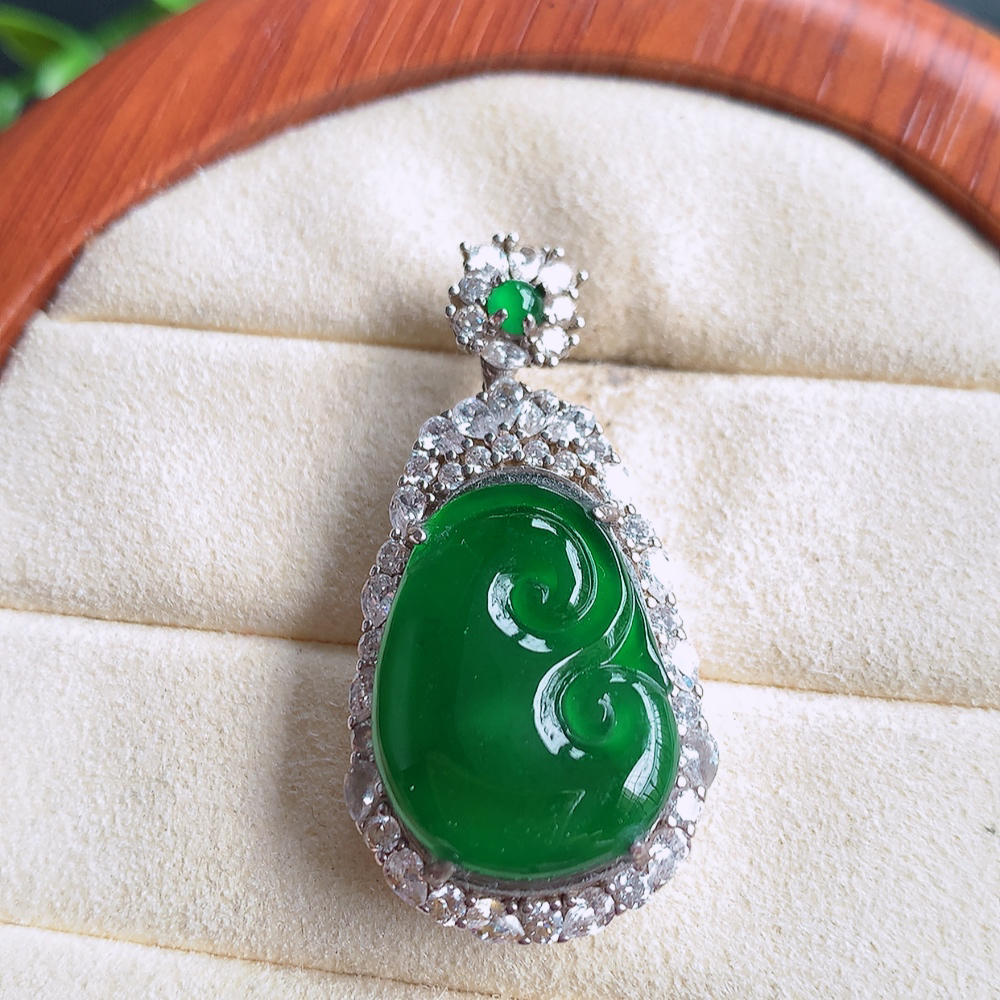 冰润满绿吉祥如意翡翠吊坠  925银饰镶嵌 寓意“万事如意，吉祥如意,福寿绵长 心想事成”饱满大气，通透水润  W502.27  整体尺寸：38-19-9.6mm   裸石尺寸：21-15.5mm