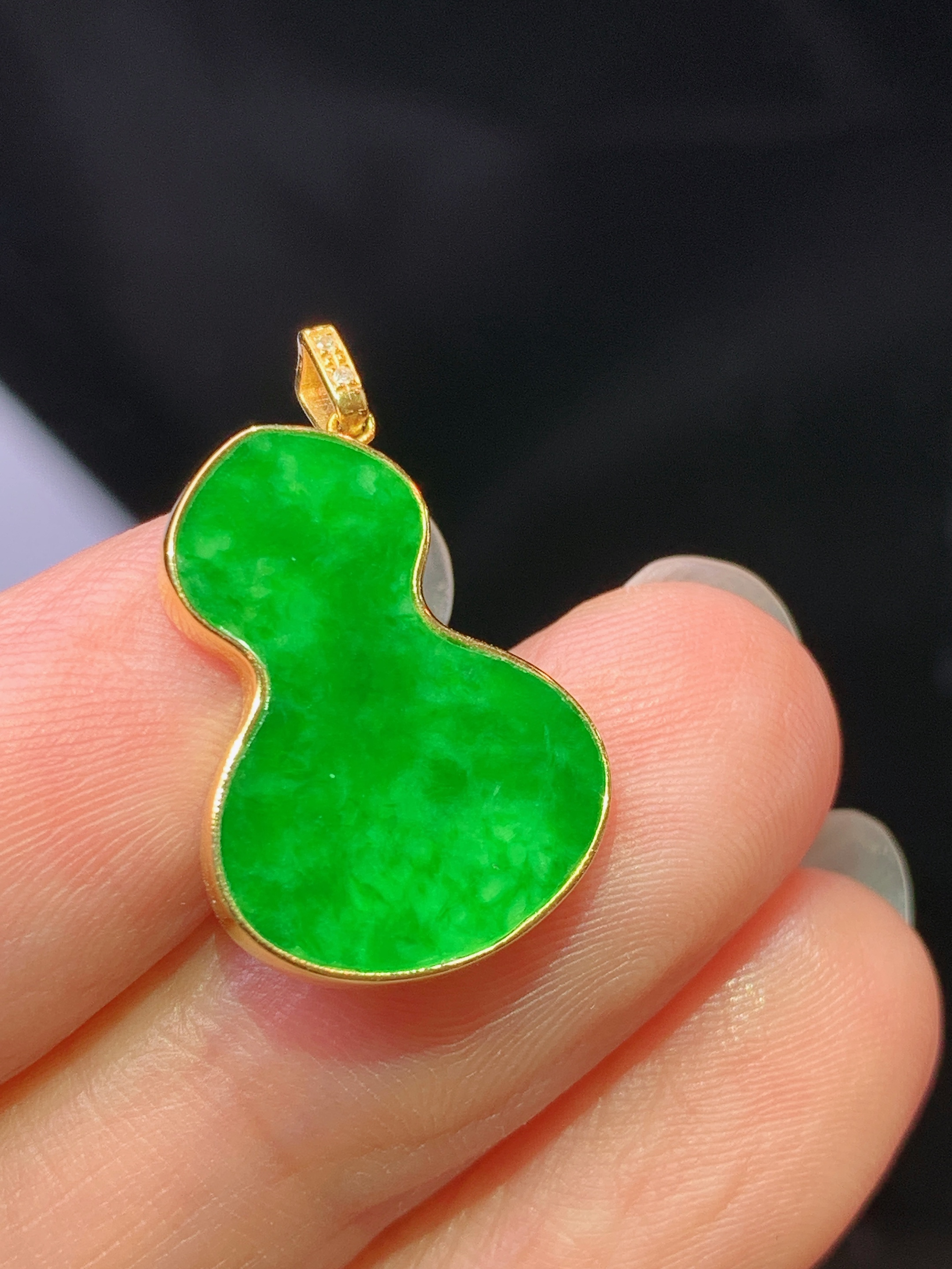 18k金镶嵌满绿葫芦吊坠 玉质细腻 色泽艳丽清新 水润亮眼 整体尺寸22.5*13.8*2.2L4