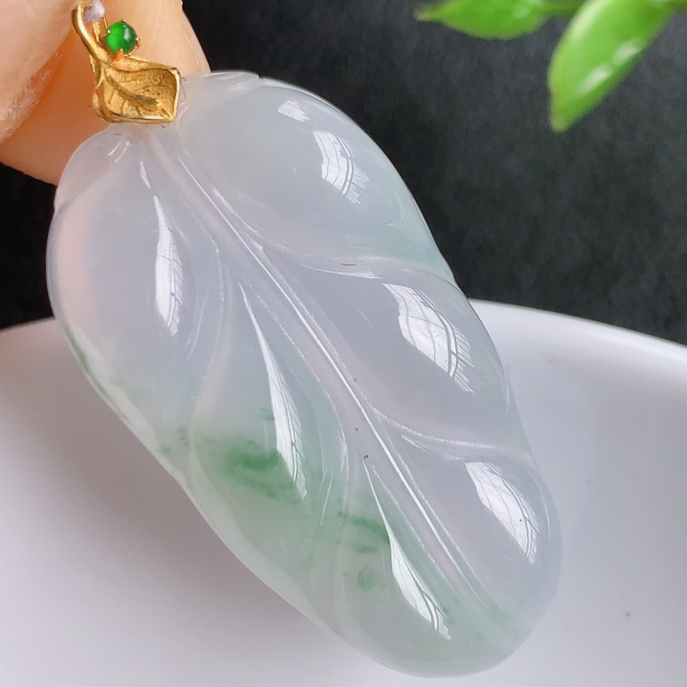 18k金扣冰润飘花金枝玉叶翡翠吊坠  老种起胶感  飘花灵动  寓意“金枝玉叶，大业有成，一夜成名”  饱满大气，水润通透。W415.27 尺寸：33-18.8-5.5mm