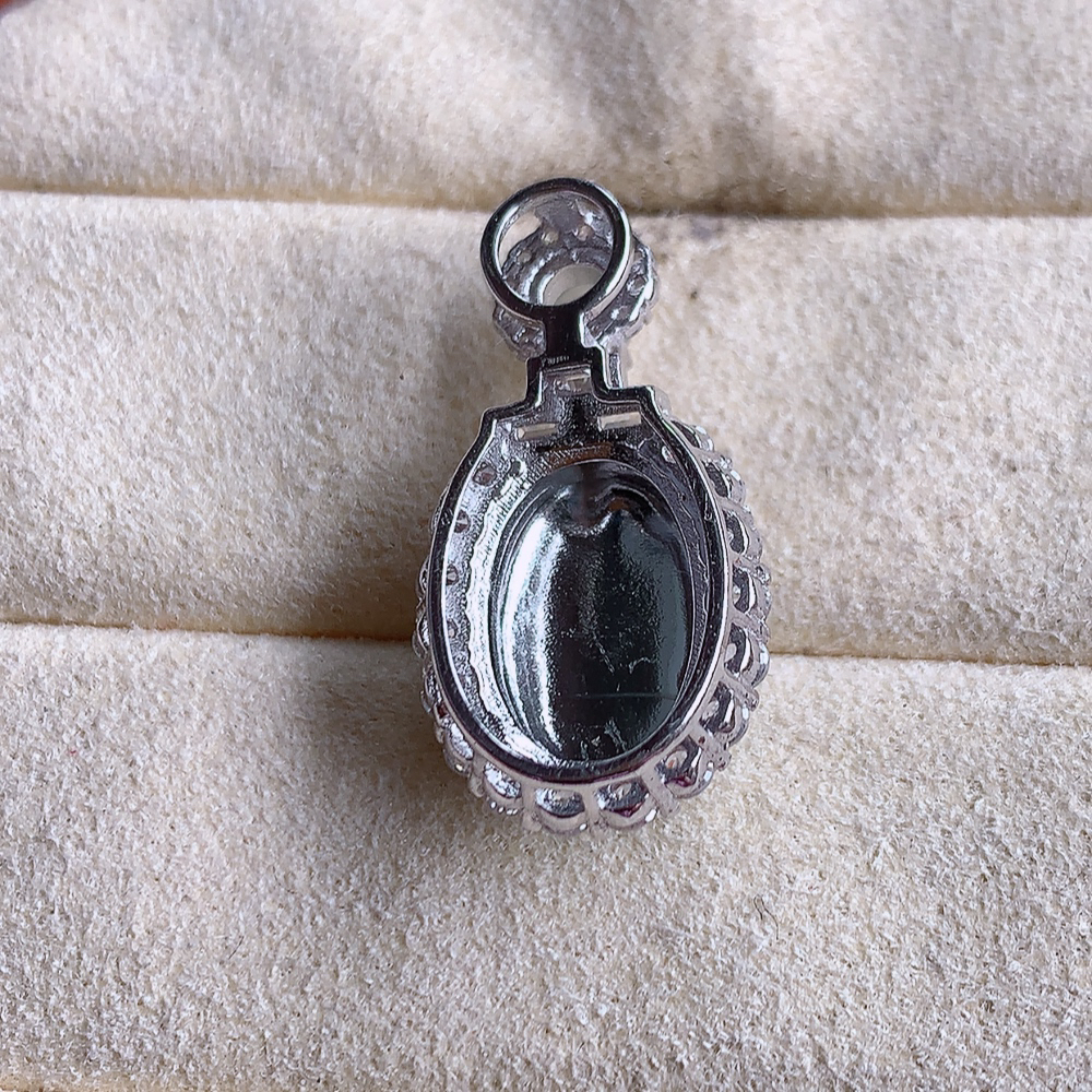 冰润飘绿蛋面翡翠吊坠，925银饰镶嵌  质地细腻，清秀高雅，饱满圆润  款式大方经典，颜色鲜艳，沁人心脾，高质量精品   W502.27  整体尺寸：24.6-13-7.5mm   裸石尺寸：12.5-9mm