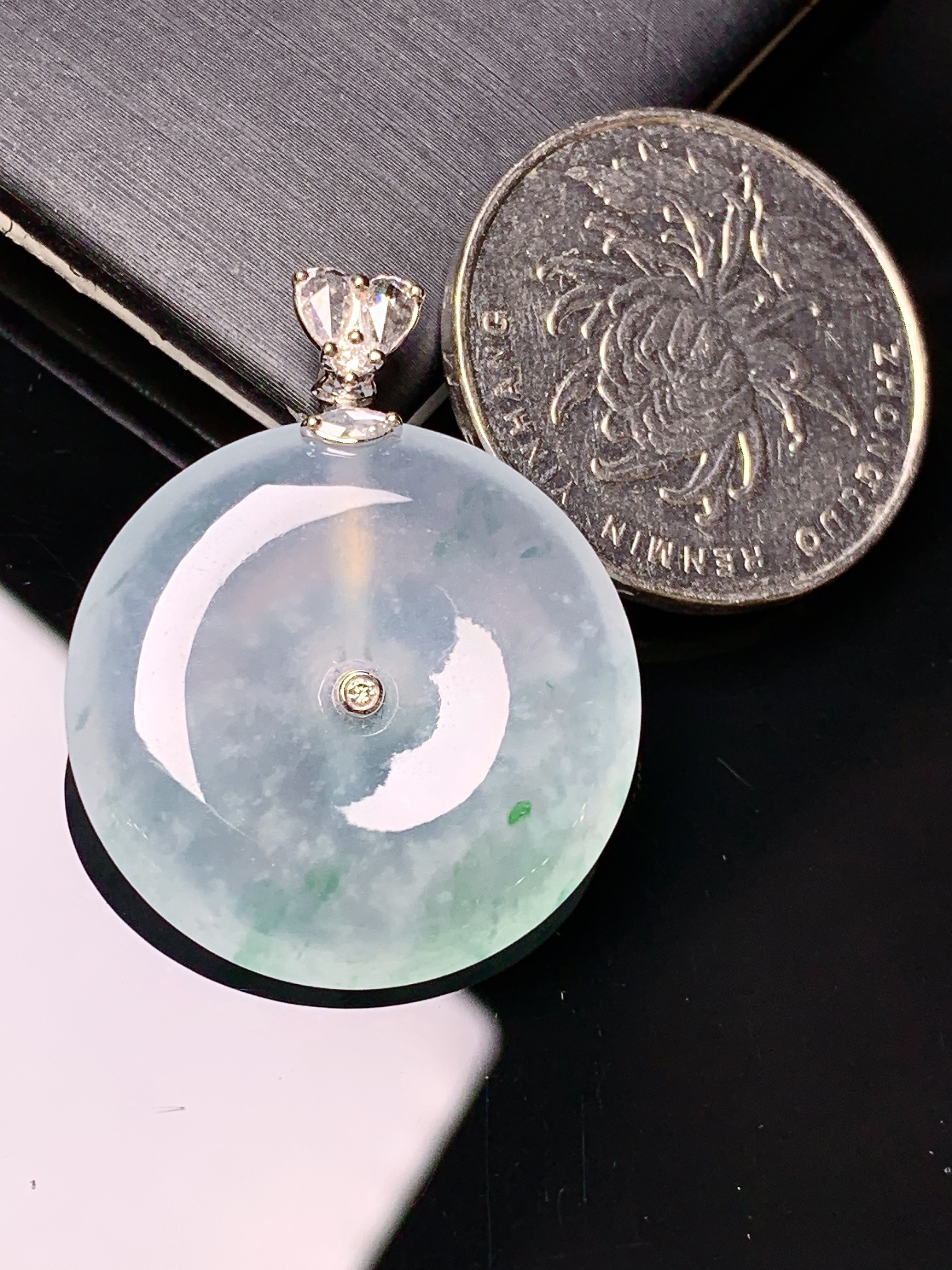 18k金钻镶嵌冰种平安扣吊坠 玉质细腻 色泽艳丽清新 水润亮眼 整体尺寸31.8*25.2*4.8g2