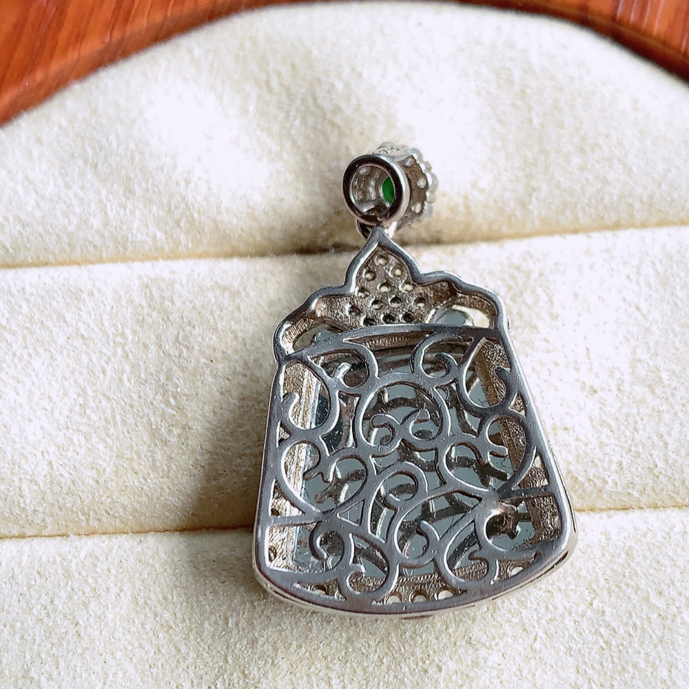 冰润飘绿无事牌翡翠吊坠，平平安安，万事如意，沁人心脾，清秀高雅，925银饰镶嵌 W502.27  整体尺寸：30-18.6-6mm   裸石尺寸：18-16.3mm