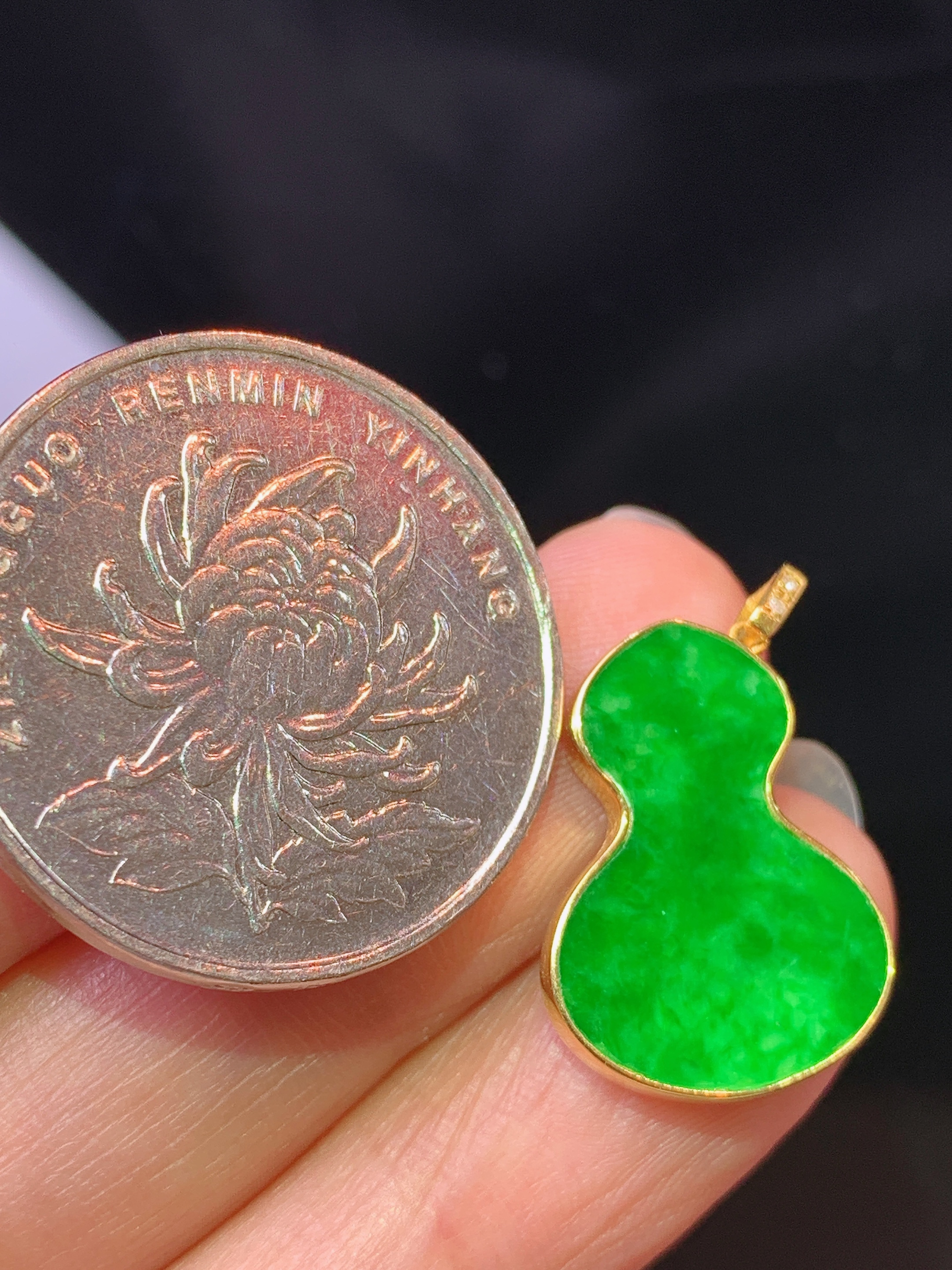 18k金镶嵌满绿葫芦吊坠 玉质细腻 色泽艳丽清新 水润亮眼 整体尺寸22.5*13.8*2.2L4