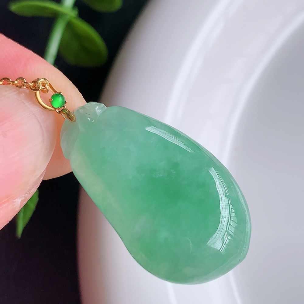 18k金扣冰润满绿福瓜翡翠吊坠，呱呱来财，福气满满的美好寓意，清新自然  沁人心脾，造型独特，清秀高