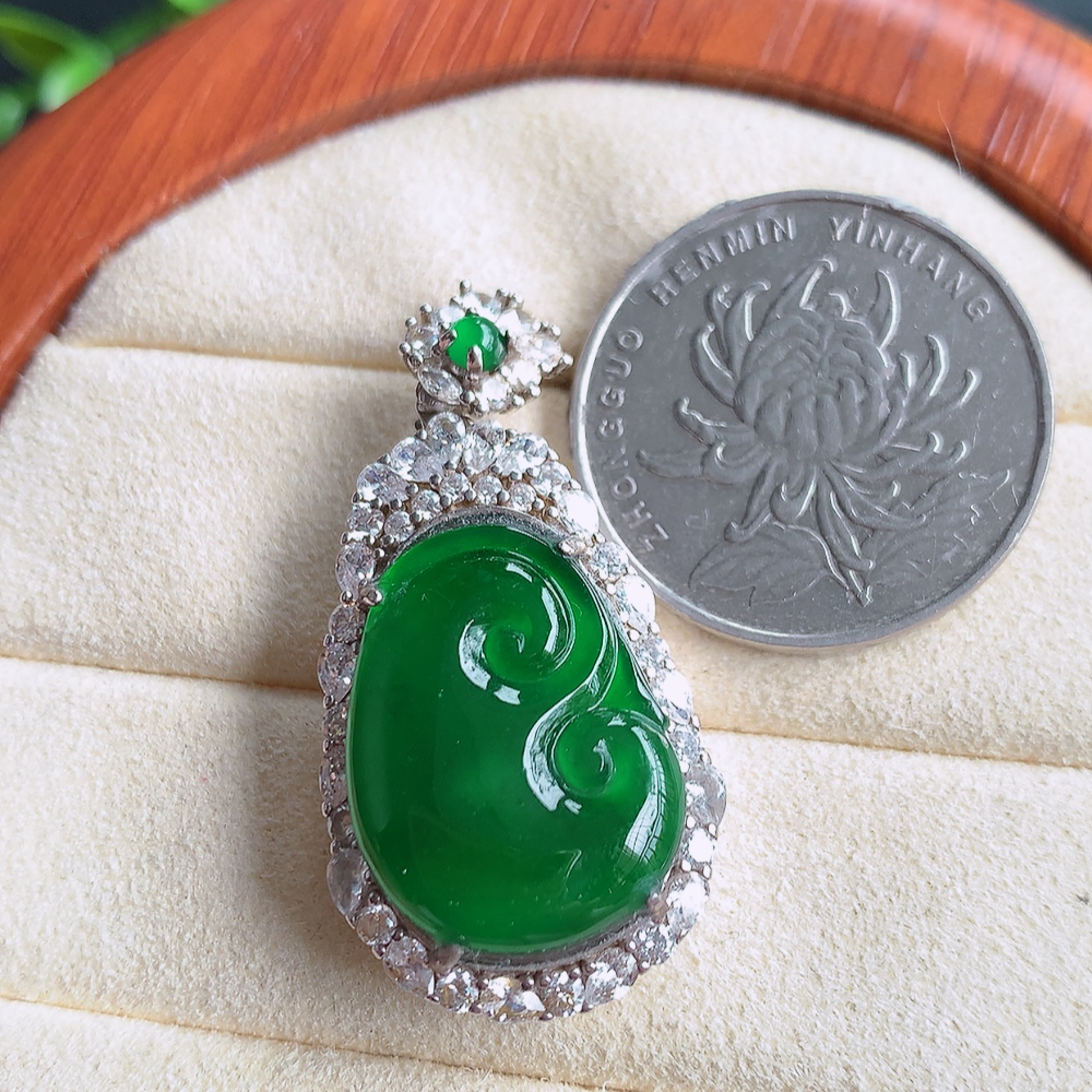 冰润满绿吉祥如意翡翠吊坠  925银饰镶嵌 寓意“万事如意，吉祥如意,福寿绵长 心想事成”饱满大气，通透水润  W502.27  整体尺寸：38-19-9.6mm   裸石尺寸：21-15.5mm