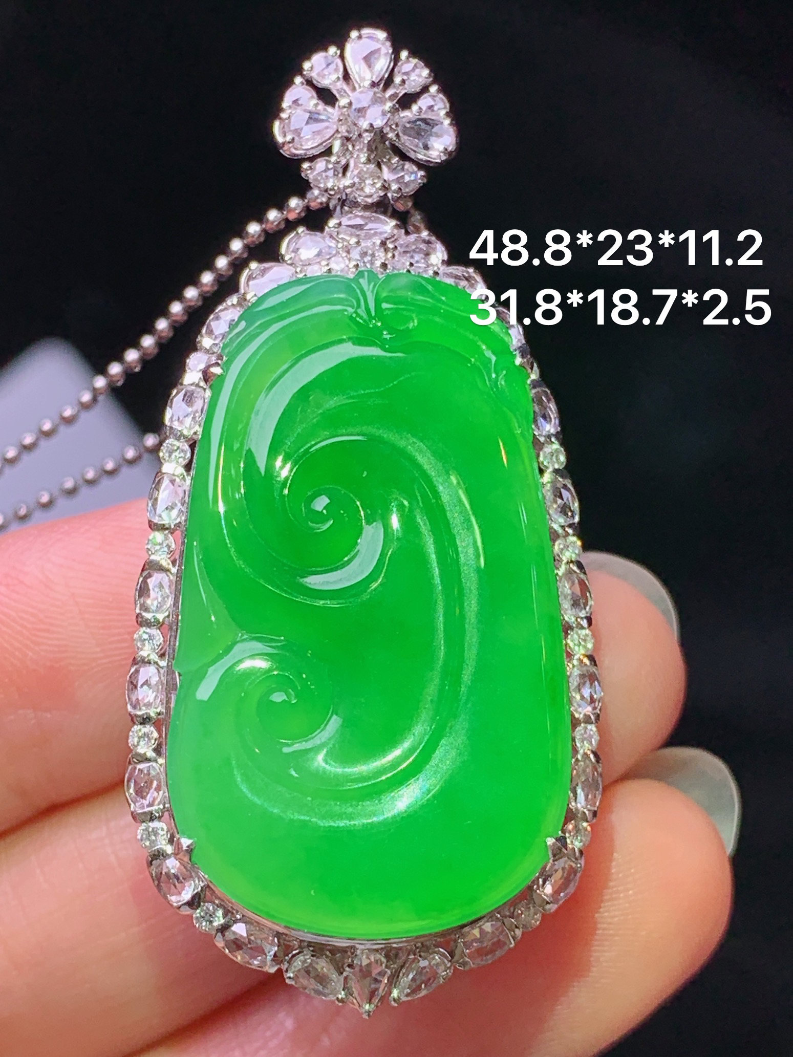 18k金钻镶嵌冰阳绿如意吊坠 玉质细腻 色泽艳丽清新 水润亮眼 整体尺寸48.8*23*11.2h2