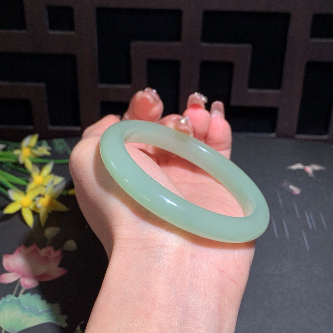 和田玉60圈晴水色手镯！清水色！玉质细腻油润 底色纯净 无裂无杂 脂粉好，品质高。