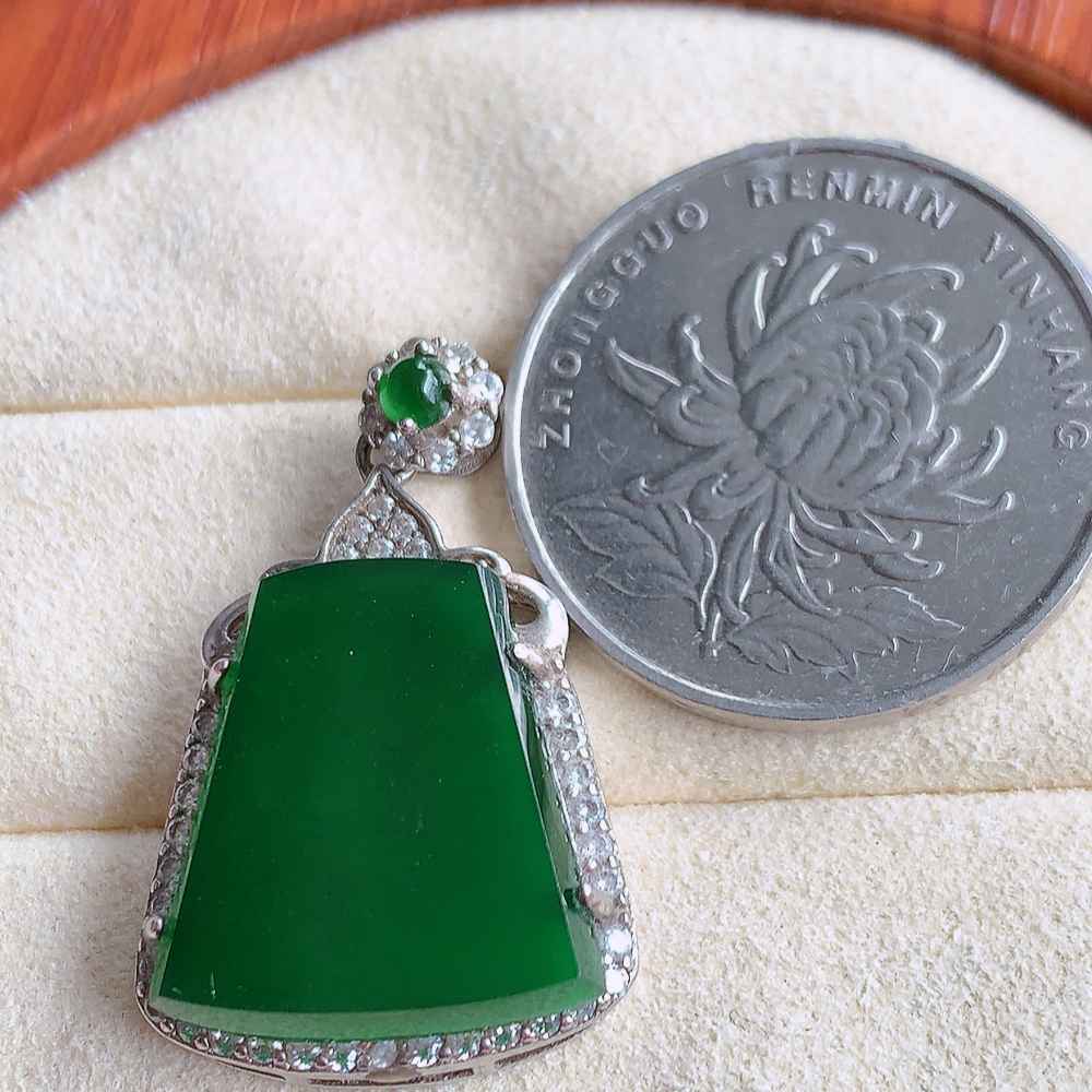 冰润飘绿无事牌翡翠吊坠，平平安安，万事如意，沁人心脾，清秀高雅，925银饰镶嵌 W502.27  整体尺寸：30-18.6-6mm   裸石尺寸：18-16.3mm