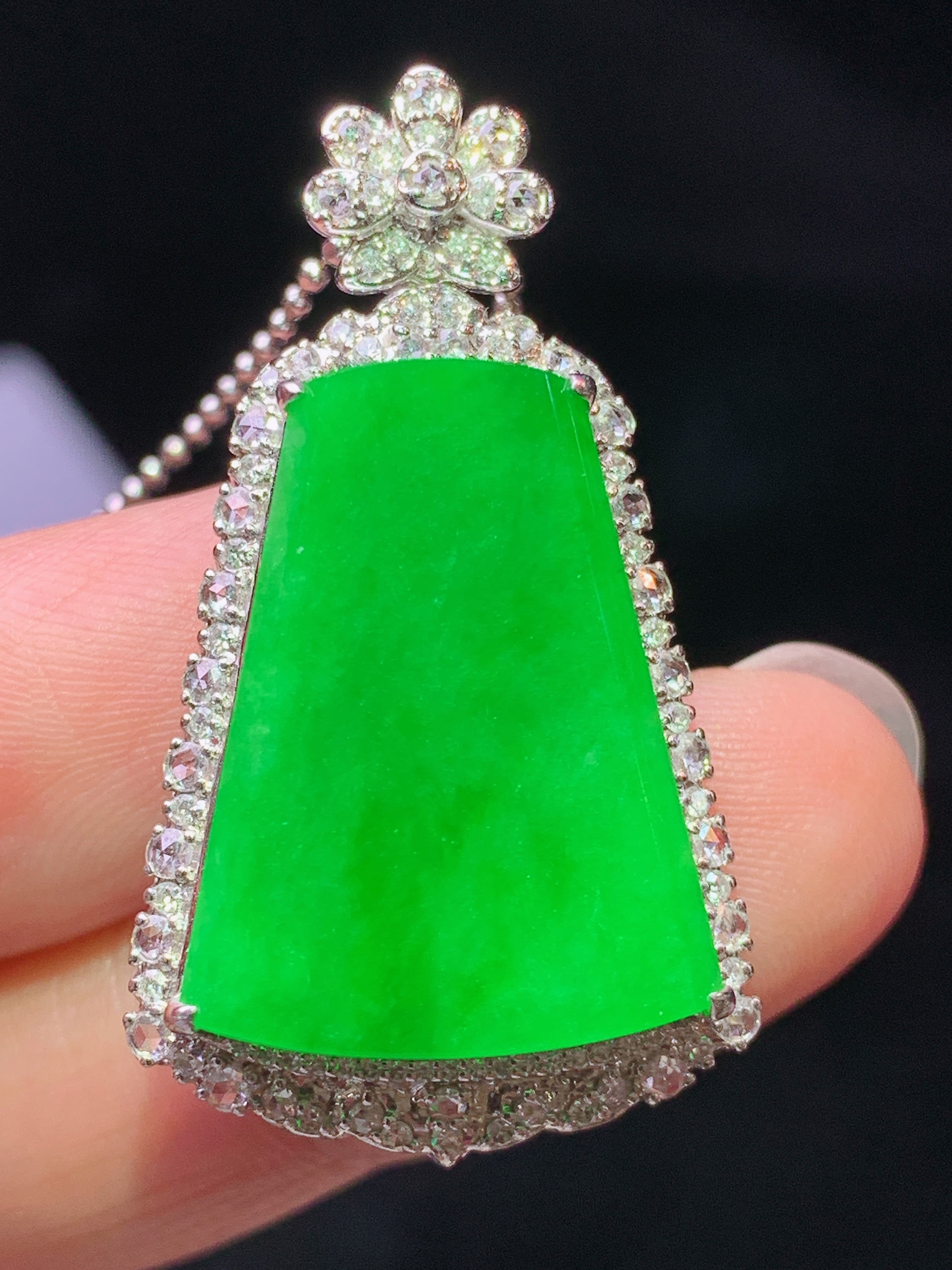 18k金钻镶嵌阳绿无事牌吊坠 玉质细腻 色泽艳丽清新 水润亮眼 整体尺寸36*20.5*9.5h2