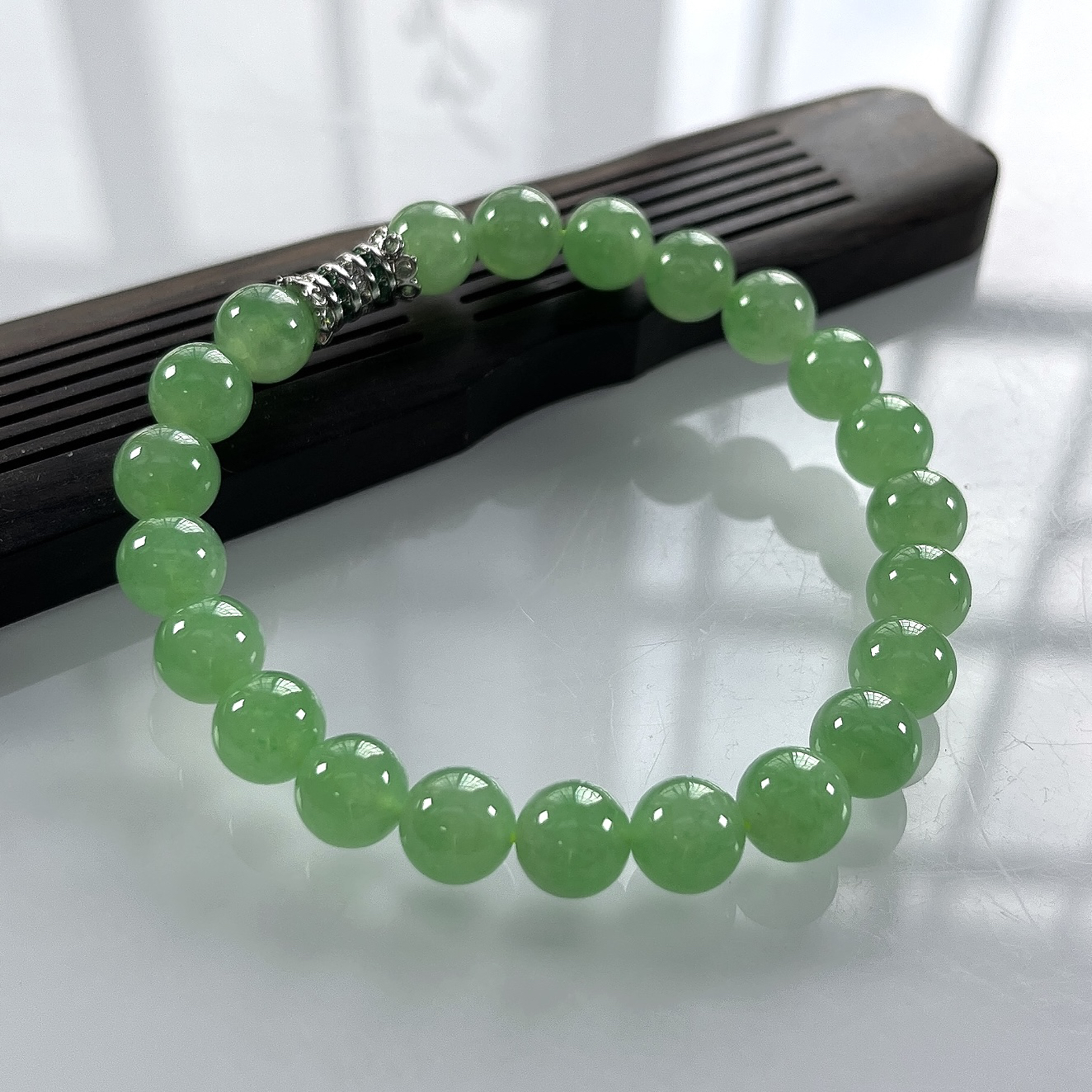 缅甸天然翡翠A货，卡8冰种起胶满绿晴阳绿圆珠手串手链，尺寸：8mm/22颗，长度185mm，重量：21.00g