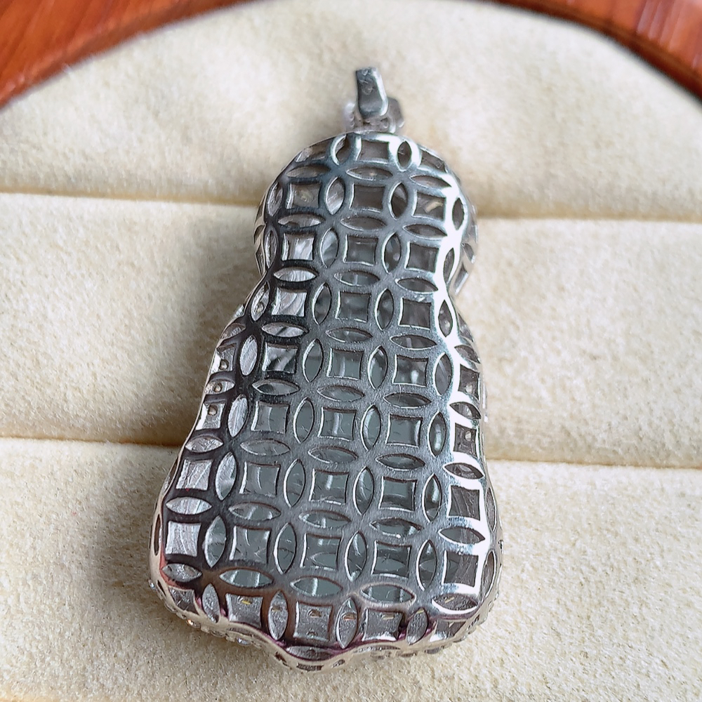 冰润满绿精雕观音吊坠，928银饰镶嵌  法相端庄大气，工艺精湛，种色浓郁，细腻饱满冰润，种老水足，收藏佳品，佩戴大气  W502.27   整体尺寸：43-22-9mm  裸石尺寸：30.5-19mm