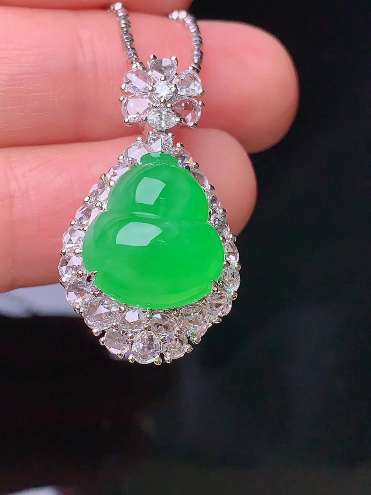 18k金钻镶嵌翠绿葫芦吊坠 玉质细腻 色泽清新艳丽 整体尺寸28*15.8*12.5 B3