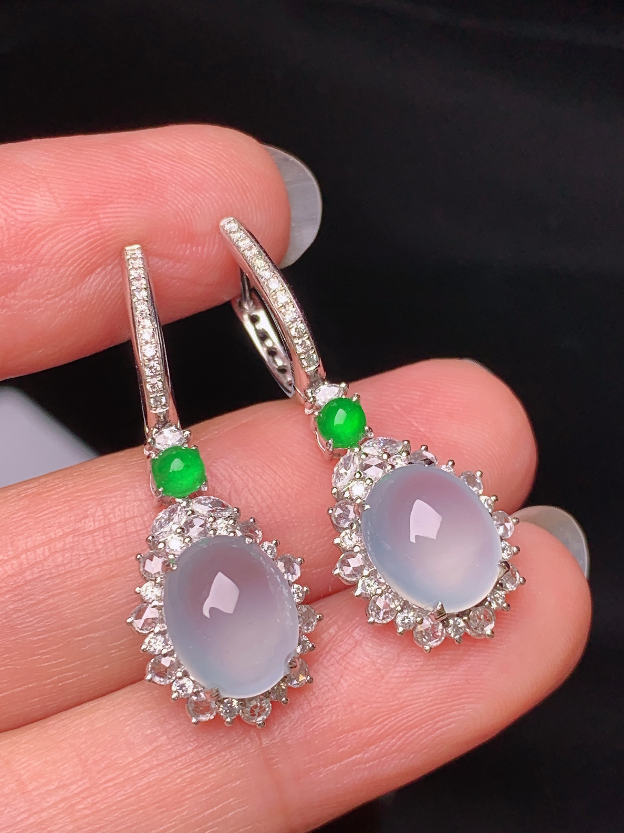 18k金钻镶嵌冰种蛋面耳坠 玉质细腻 色泽艳丽清新 水润亮眼 整体尺寸31.5*11.5*7.8y5