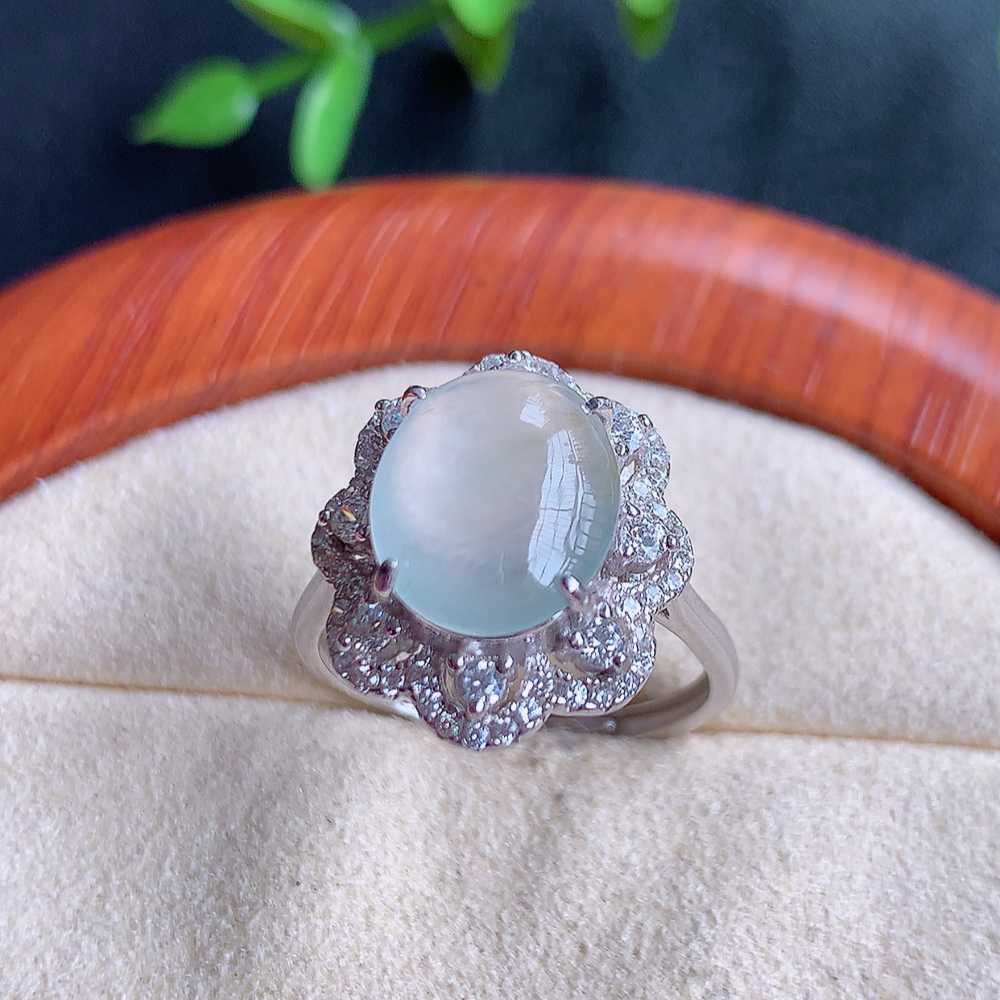 冰翡翠925银镶嵌蛋面指环，自然光实拍，翠色灵动，颜色漂亮，种老水足，品相佳，佩戴佳品！W502.27  内圈尺寸：17.5-17.5-8.6mm  裸石尺寸：11.2-9.2mm