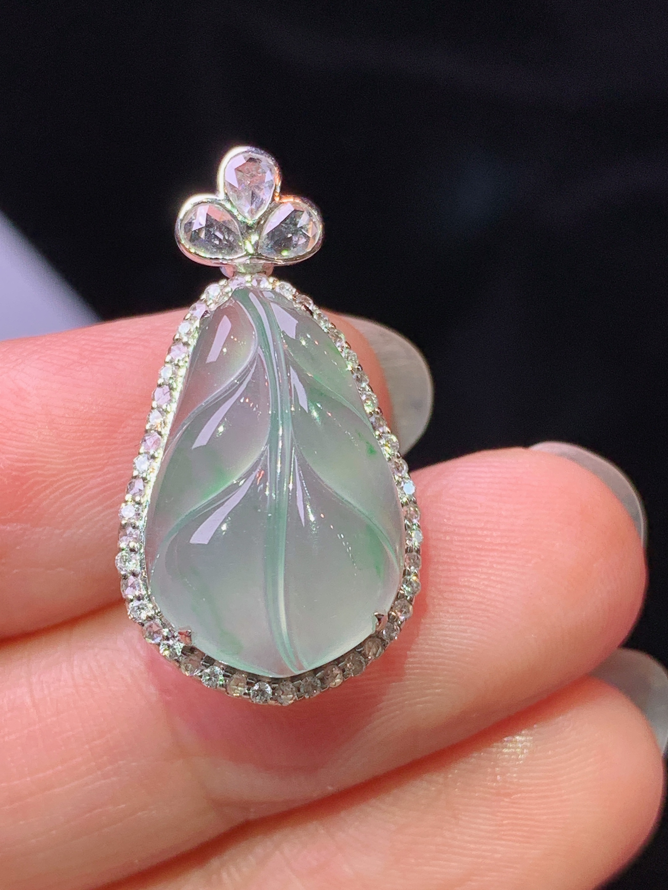 18k金钻镶嵌冰种树叶吊坠 玉质细腻 色泽艳丽清新 水润亮眼 整体尺寸26.8*14*8c1