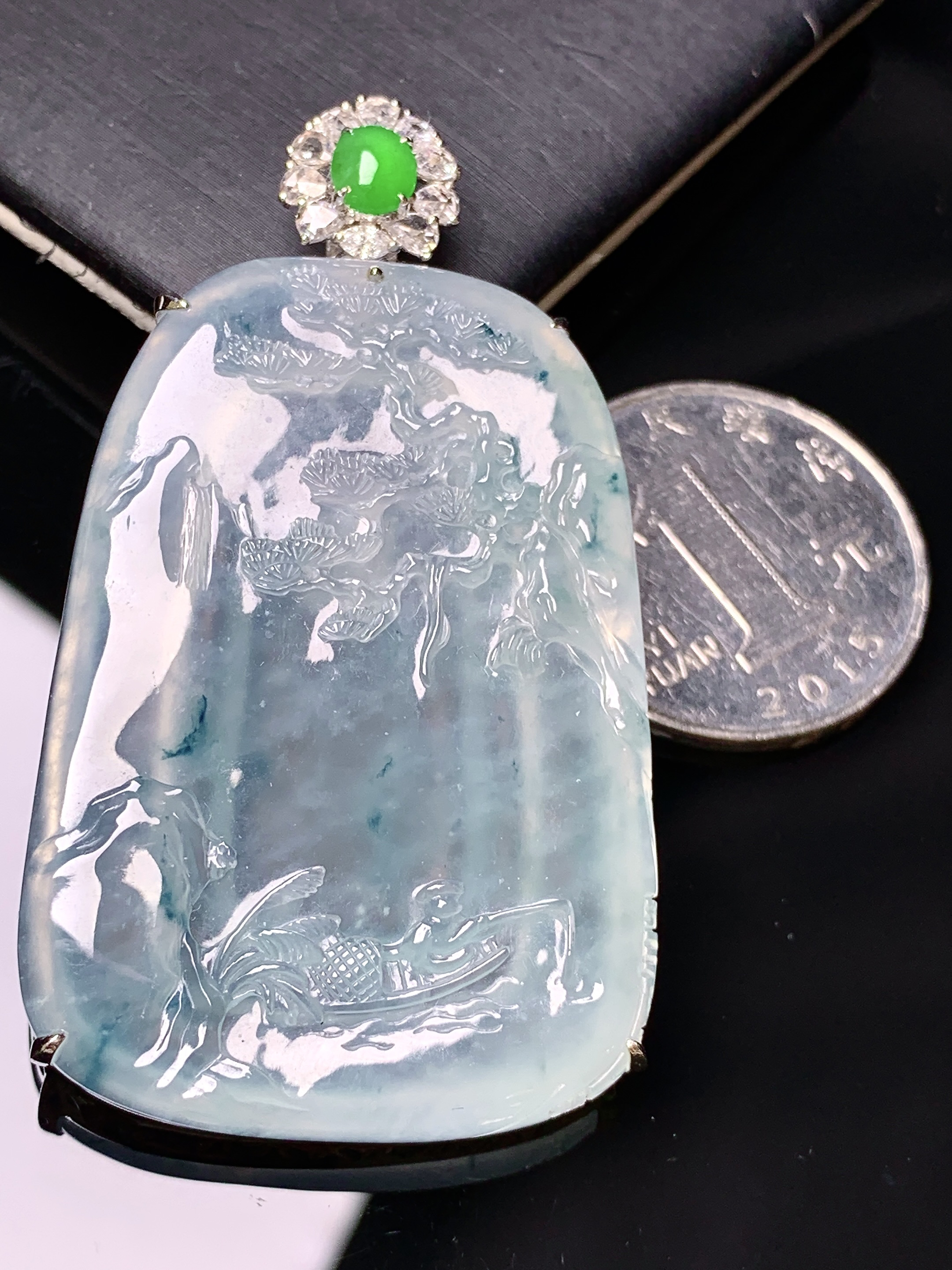 18k金钻镶嵌冰种山水牌吊坠 玉质细腻 色泽艳丽清新 水润亮眼 整体尺寸57.5*32.5*6.6y5