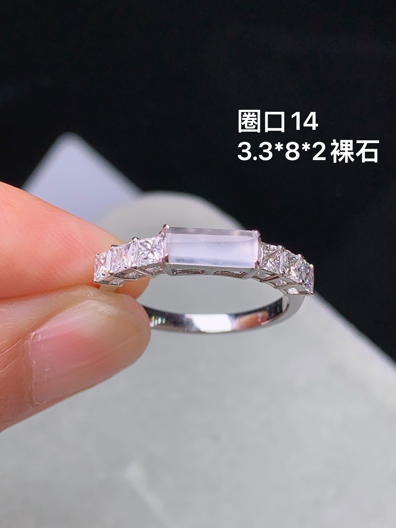 18k金钻镶嵌冰种玉柱戒指 玉质细腻 色泽艳丽清新 水润亮眼 圈口14 整体尺寸3.3*8*2m5