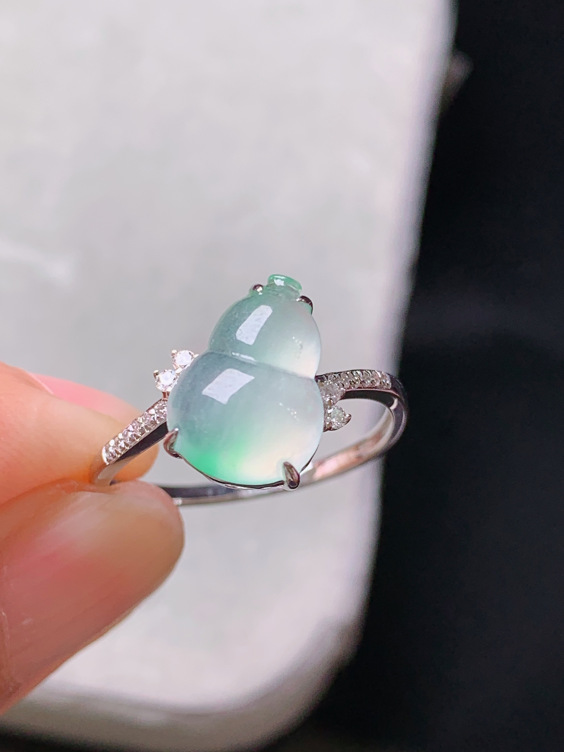 18k金钻镶嵌冰种飘绿葫芦戒指 玉质细腻 色泽艳丽清新 水润亮眼 圈口13.5 整体尺寸11.3*8