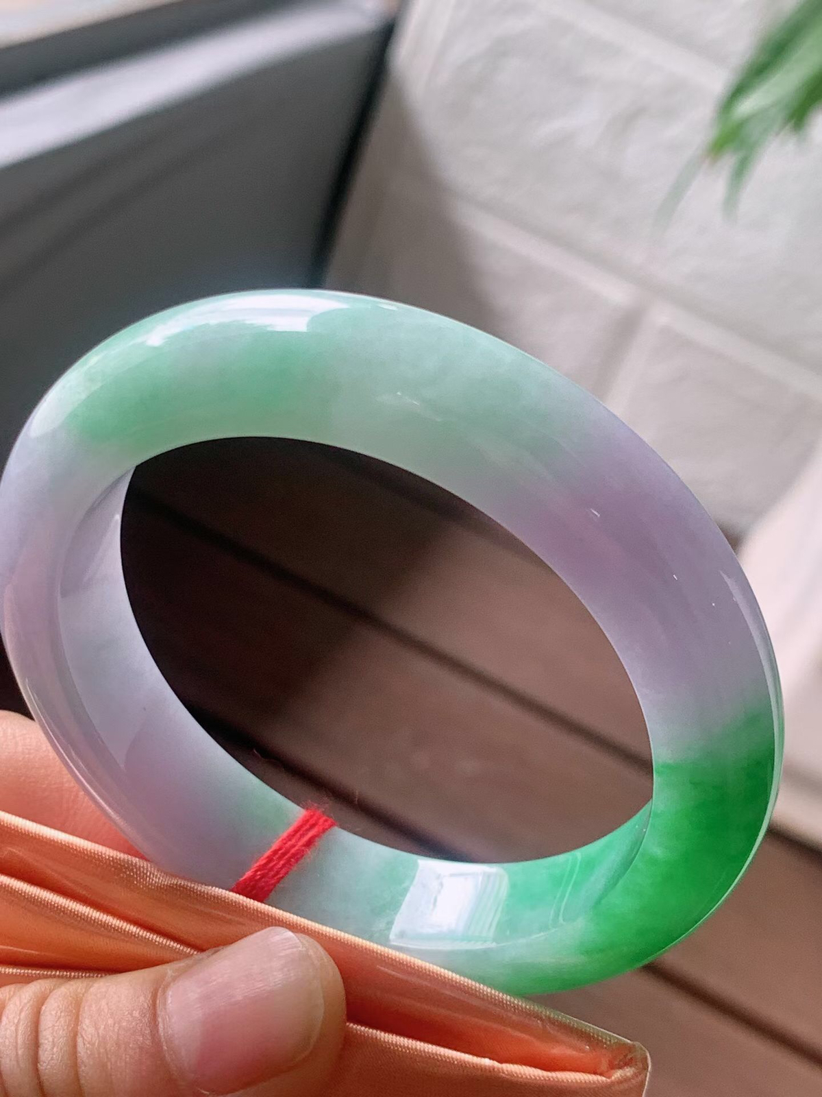 【翡翠名称】老坑种春带彩阳绿正圈口手镯
【翡翠尺寸】53/12/8.7mm适合52-54正圈口佩戴
