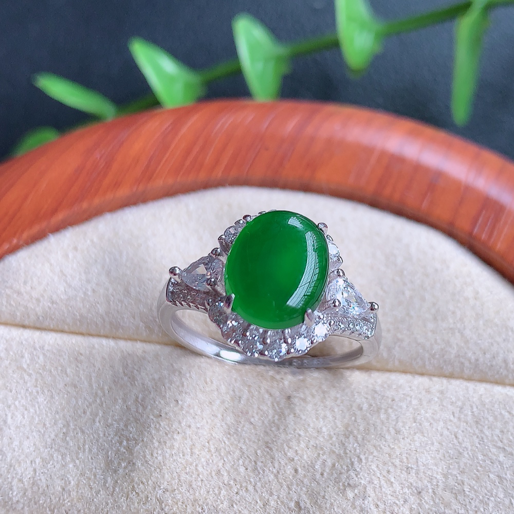 冰润满绿精美翡翠蛋面戒指  玉质细腻  冰清玉润  飘花灵动  颜色漂亮  W502.27  内径尺寸：17.5-13-6.3mm  裸石尺寸：10-8mm