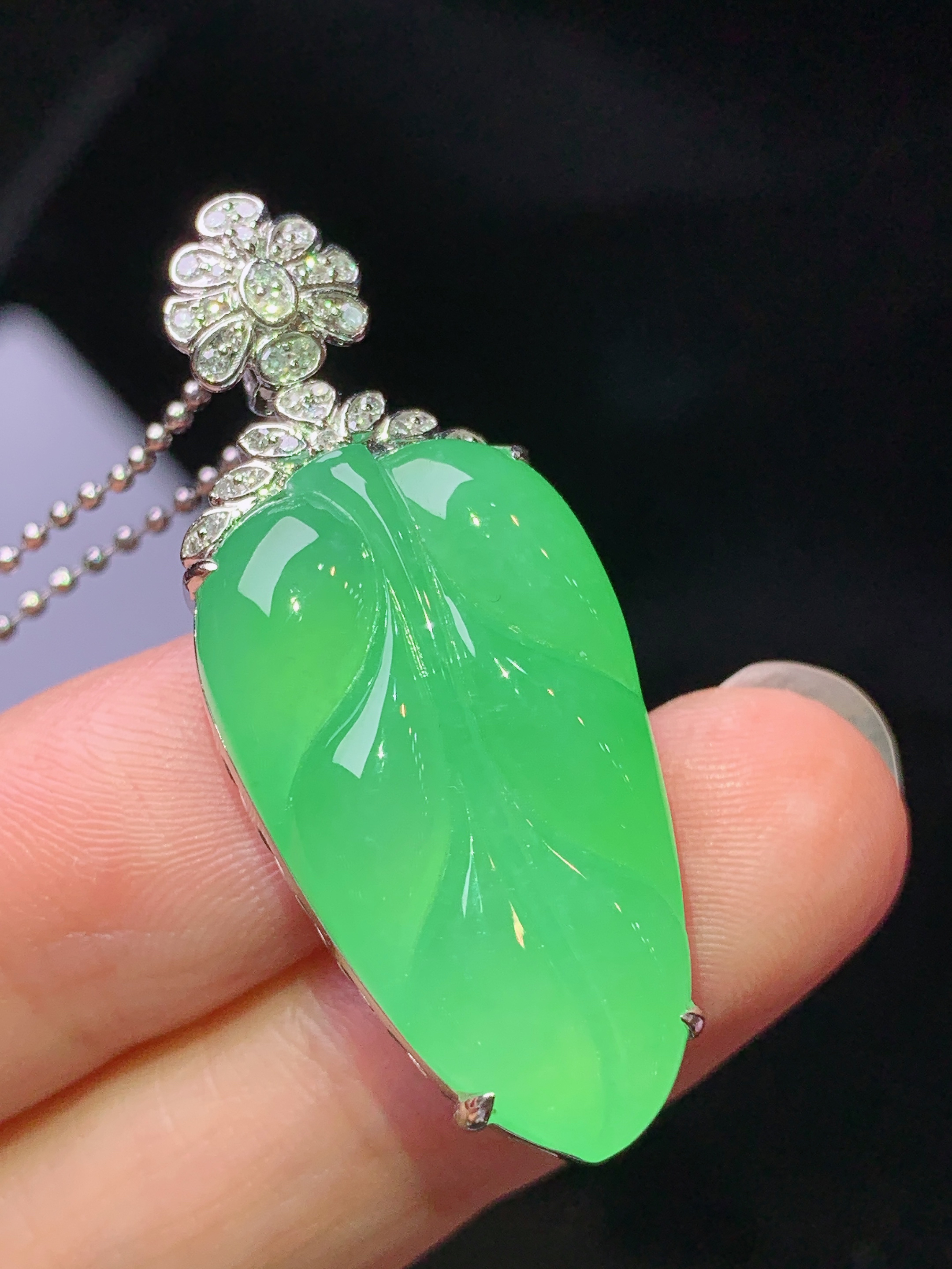 18k金钻镶嵌阳绿树叶吊坠 玉质细腻 色泽艳丽清新 水润亮眼 整体尺寸39.2*15.7*7.6h1