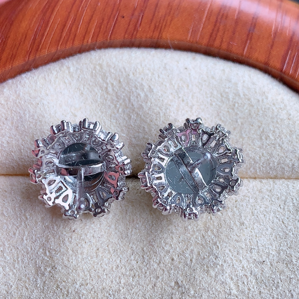 冰满绿翡翠925银镶嵌蛋面耳钉，自然光实拍，翠色灵动，颜色漂亮，种老水足，品相佳，佩戴佳品！W502.27 取一整体尺寸：13.5-12.5-6.2mm  裸石尺寸：8-7mm