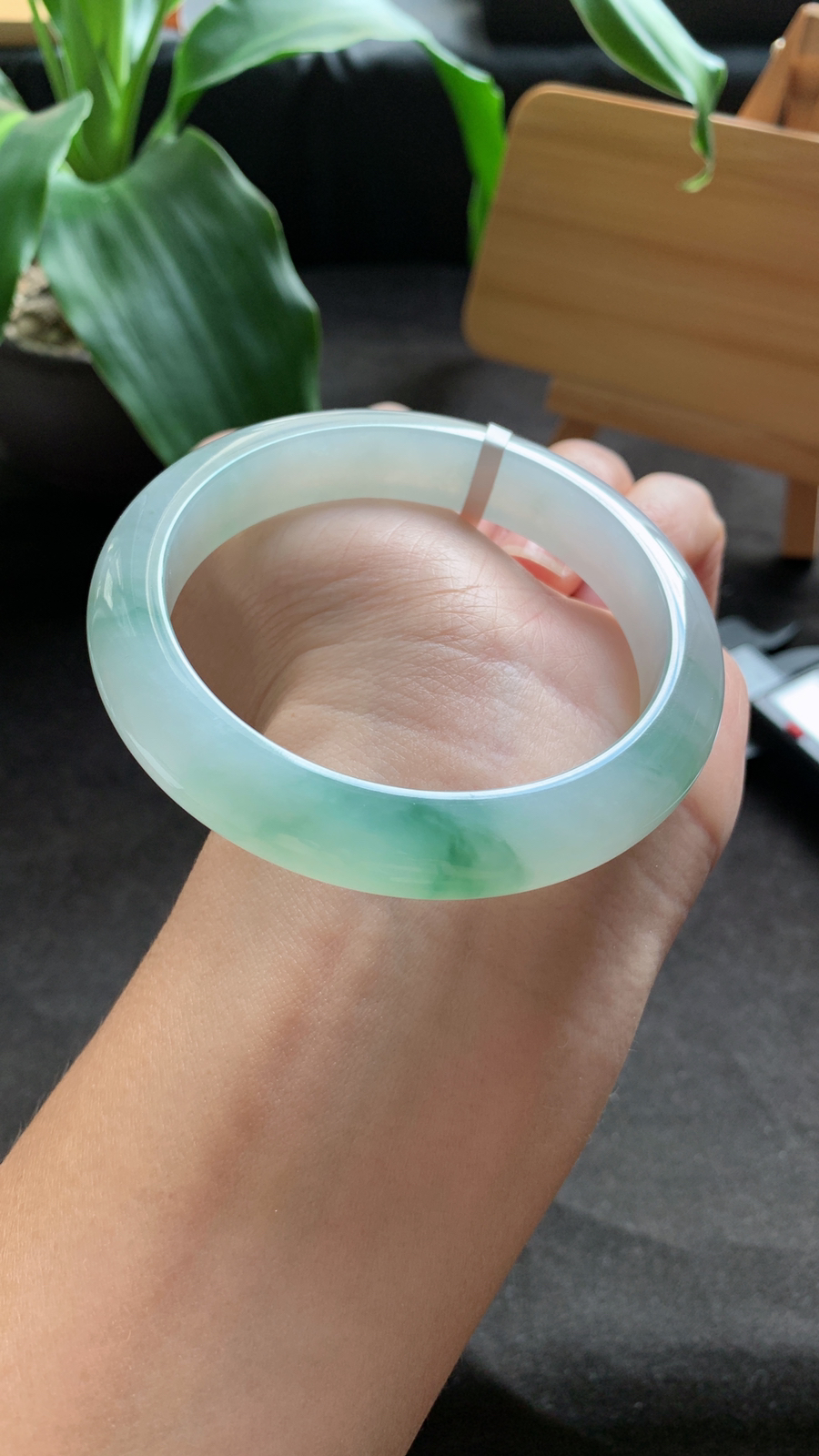 57圈口 天然A货翡翠飘绿手镯 种水好 颜色漂亮