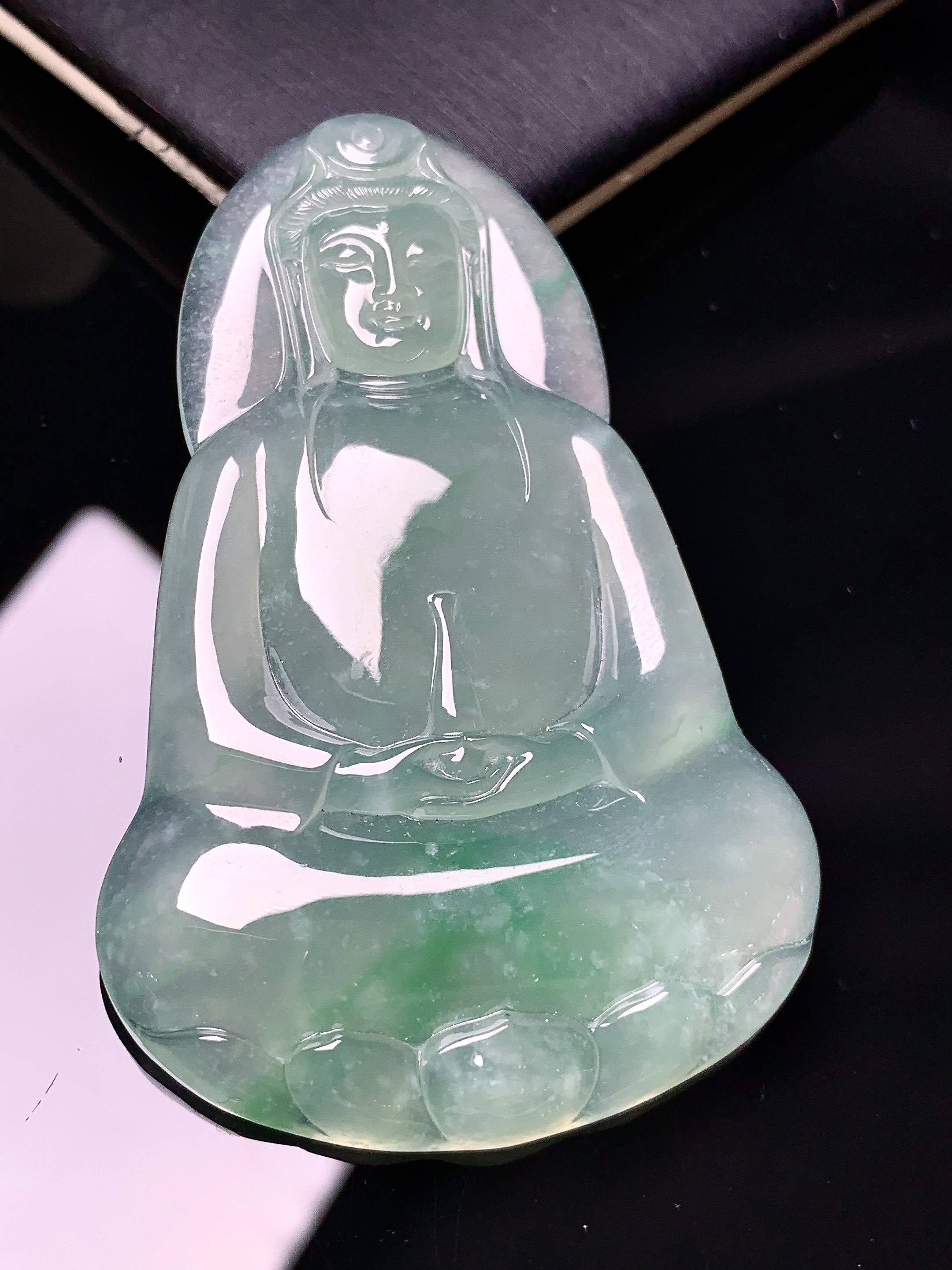 冰种飘绿观音菩萨吊坠 玉质细腻 色泽艳丽清新 水润亮眼 整体尺寸62.5*40.5*5.6x7