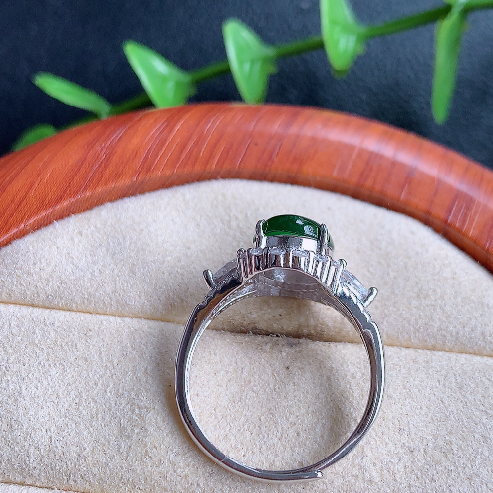 冰润满绿精美翡翠蛋面戒指  玉质细腻  冰清玉润  飘花灵动  颜色漂亮  W502.27  内径尺寸：17.5-13-6.3mm  裸石尺寸：10-8mm