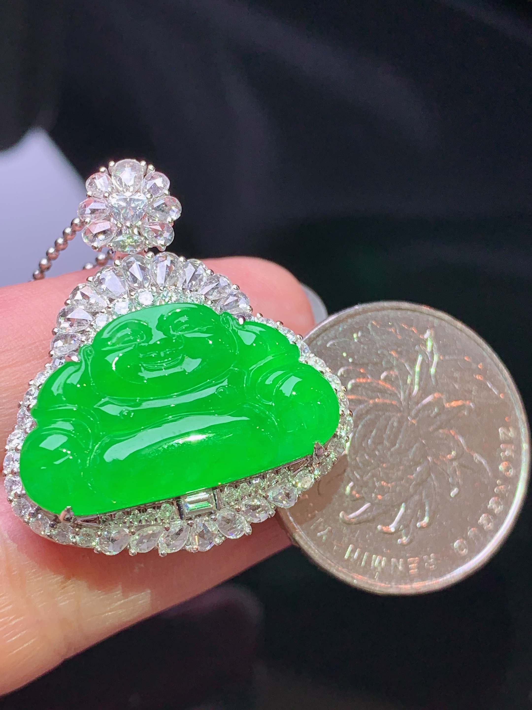 18k金钻镶嵌冰阳绿佛公吊坠 玉质细腻 色泽艳丽清新 水润亮眼 整体尺寸31.5*27*11.8t2