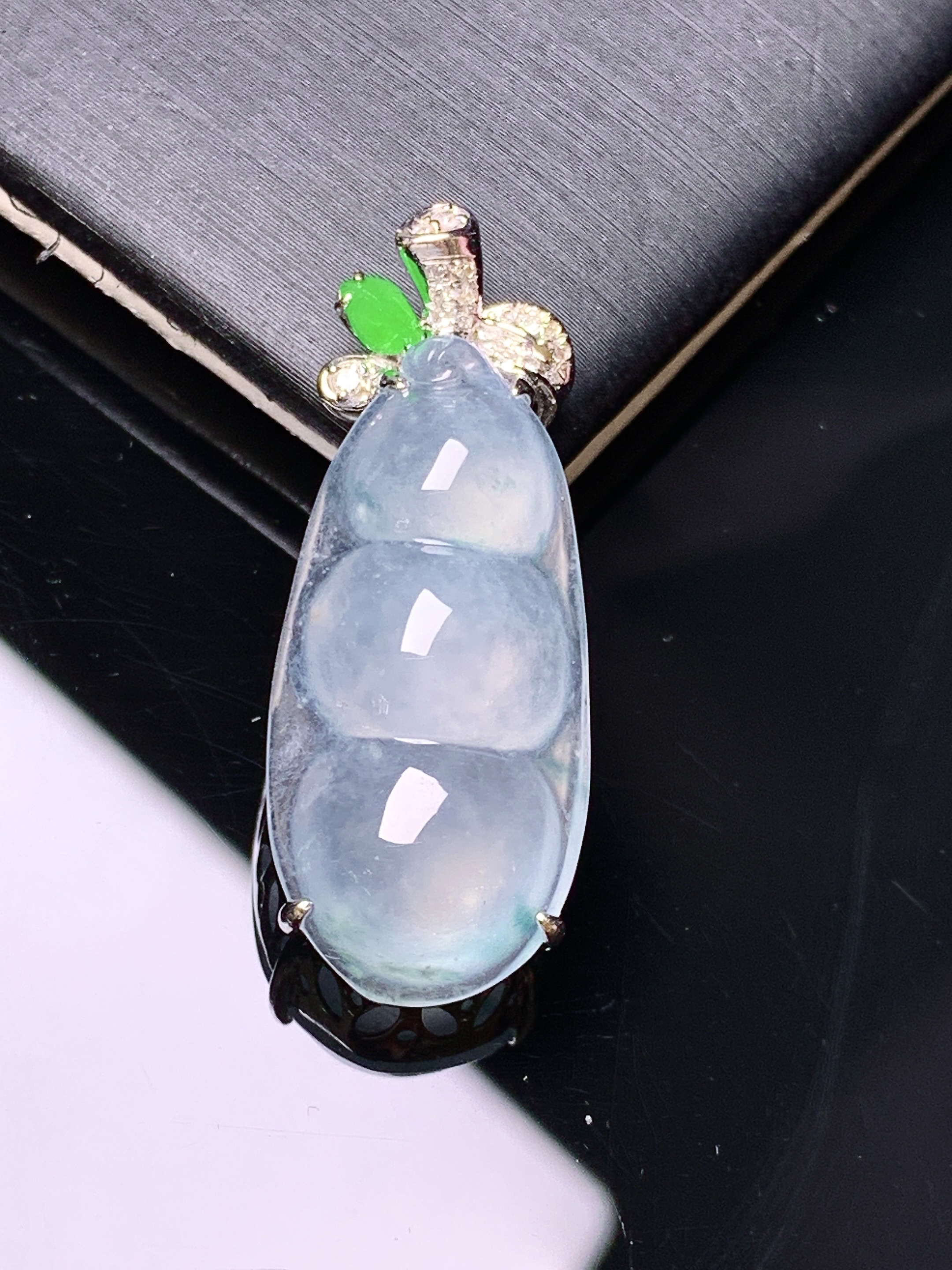 18k金钻镶嵌冰种四季豆吊坠 玉质细腻 色泽艳丽清新 水润亮眼 整体尺寸31.8*12.5*8.2g2