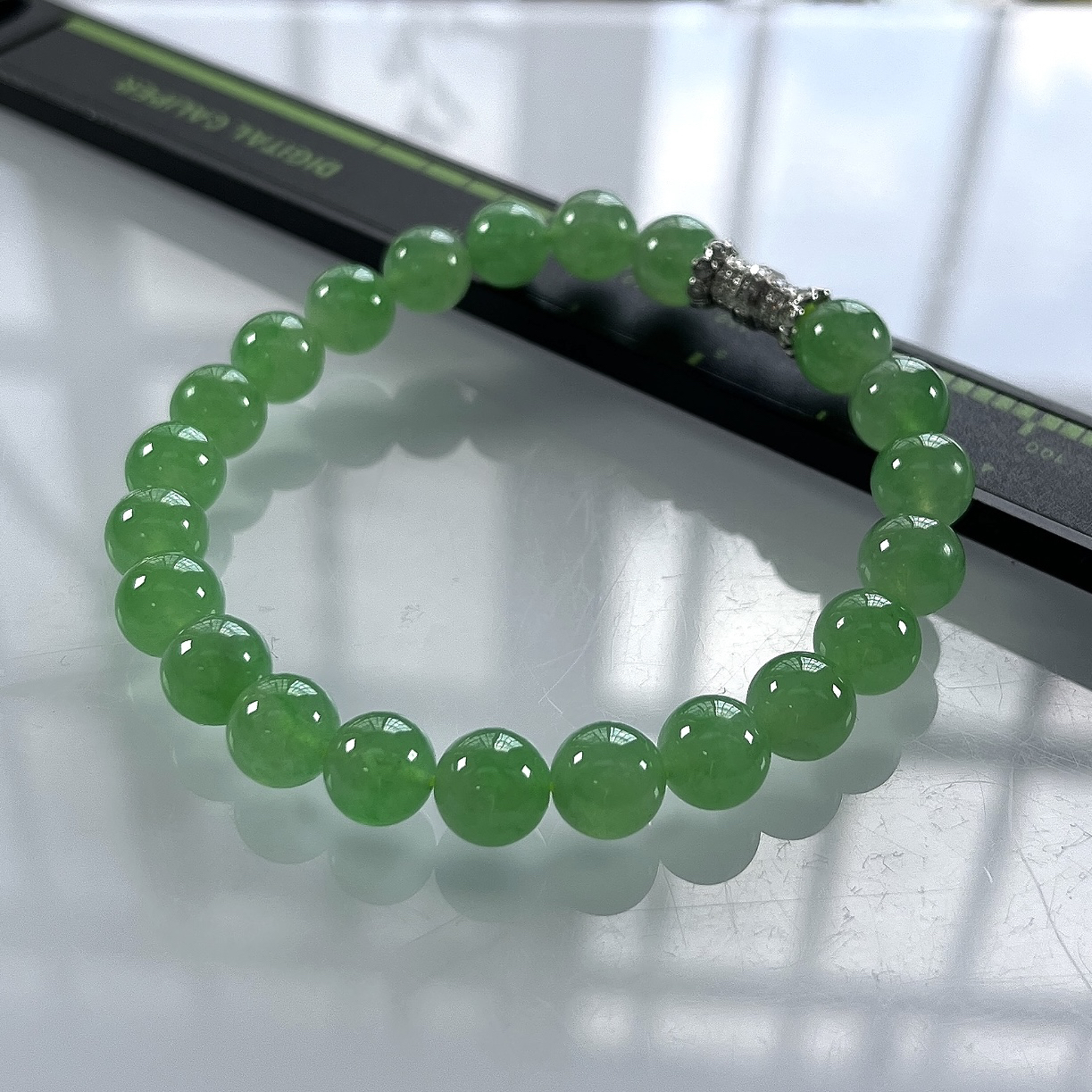 收藏传承级别，缅甸天然翡翠A货，卡8高冰起胶满绿晴阳绿圆珠手串手链，尺寸：8mm/22颗，长度185mm，重量：20.82g，18K金伴钻扣头镶嵌。