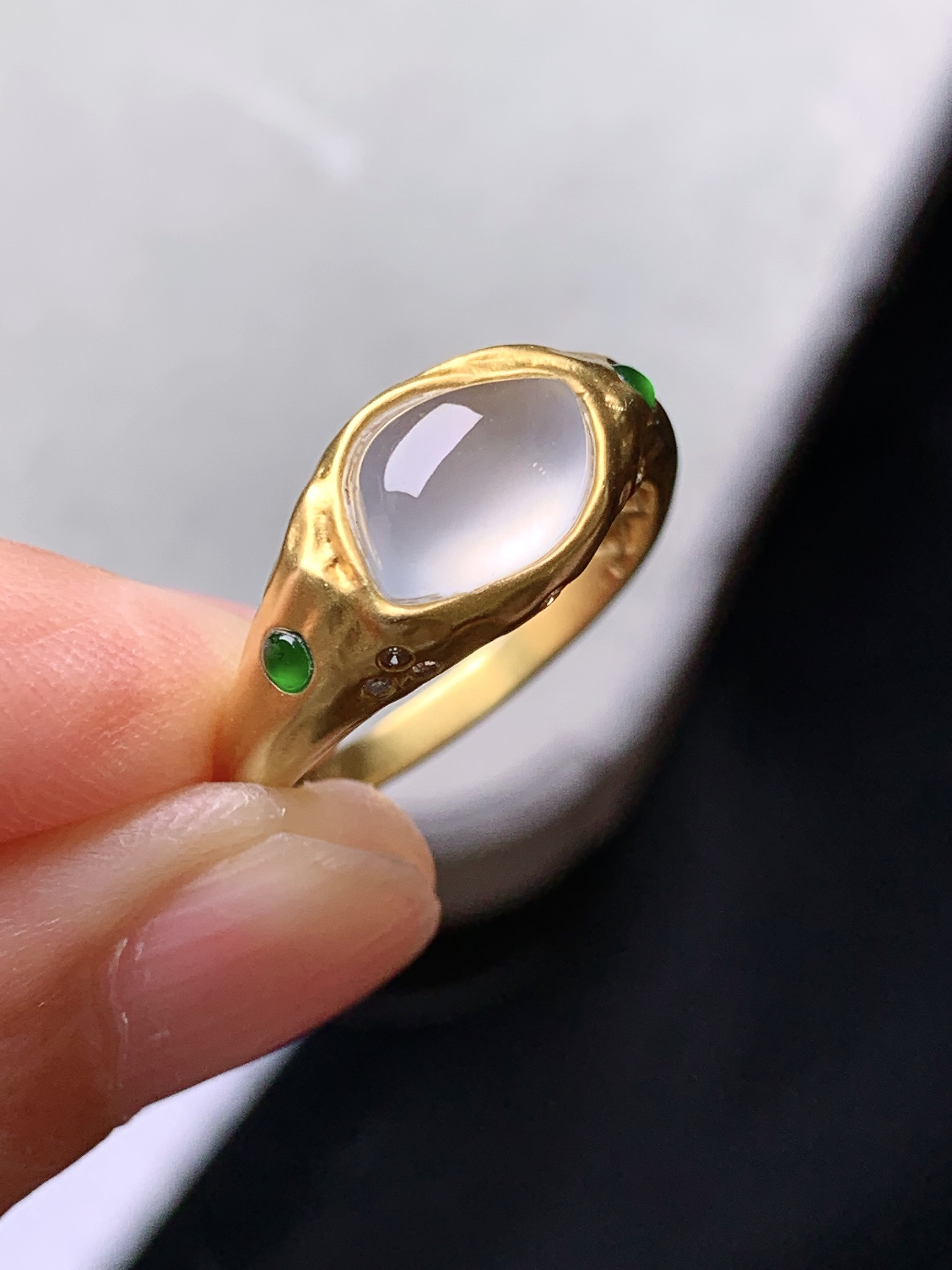 18k金镶嵌冰种蛋面戒指 玉质细腻 色泽艳丽清新 水润亮眼 圈口14 整体尺寸9*6.2*3.5x2