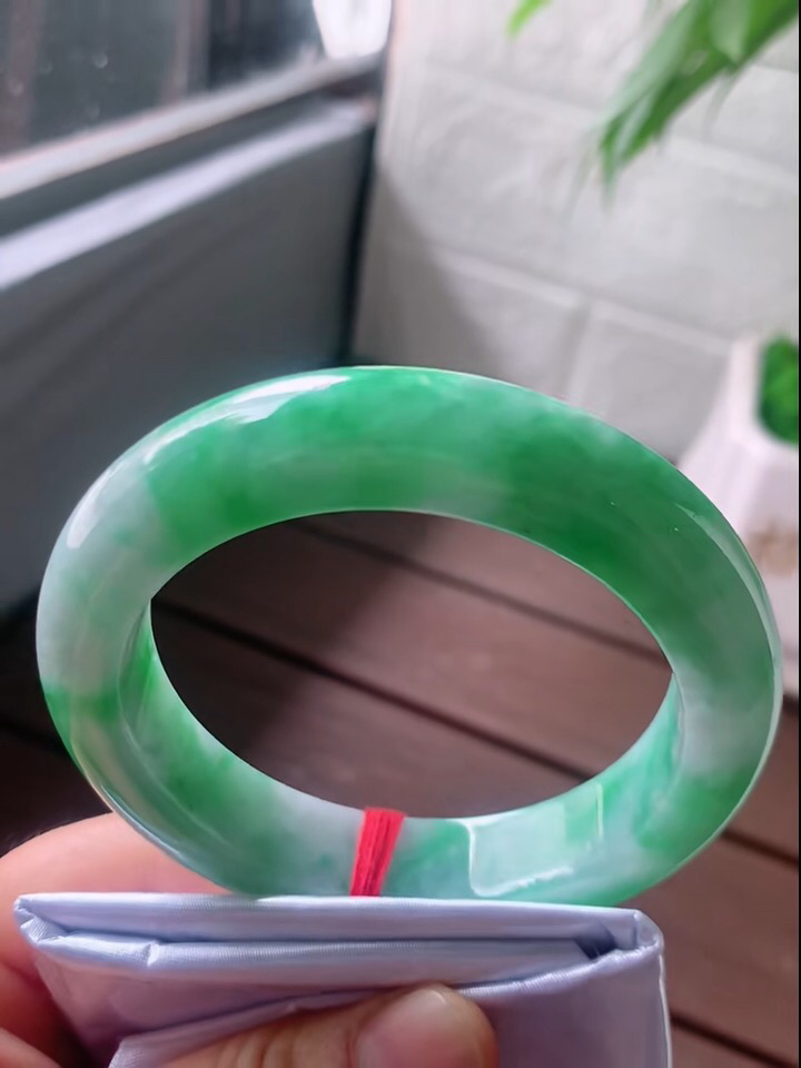 正圈58.8圈口，翡翠糯化种飘绿手镯
