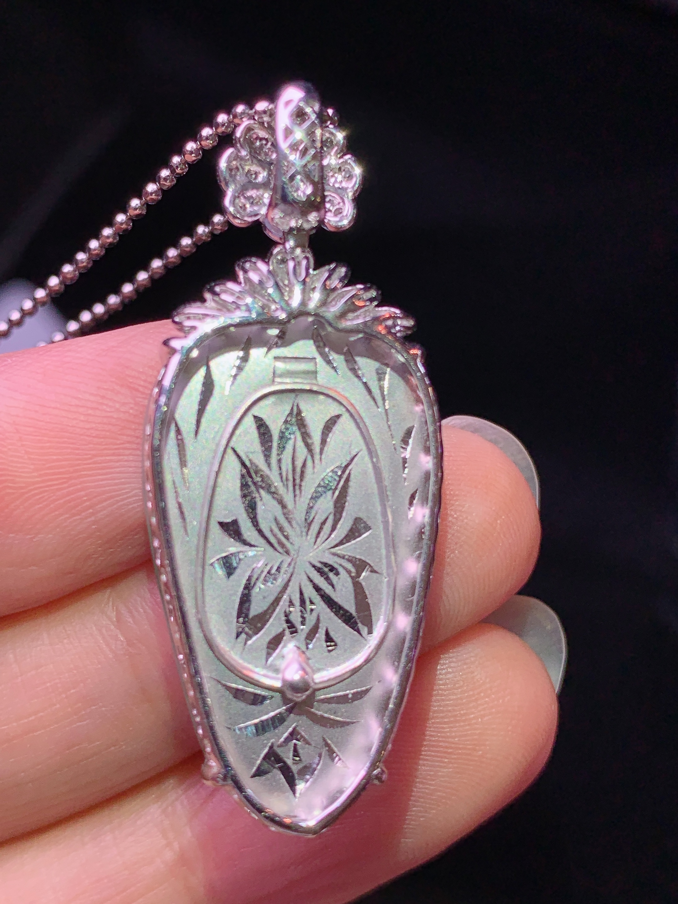 18k金钻镶嵌阳绿树叶吊坠 玉质细腻 色泽艳丽清新 水润亮眼 整体尺寸39.2*15.7*7.6h1