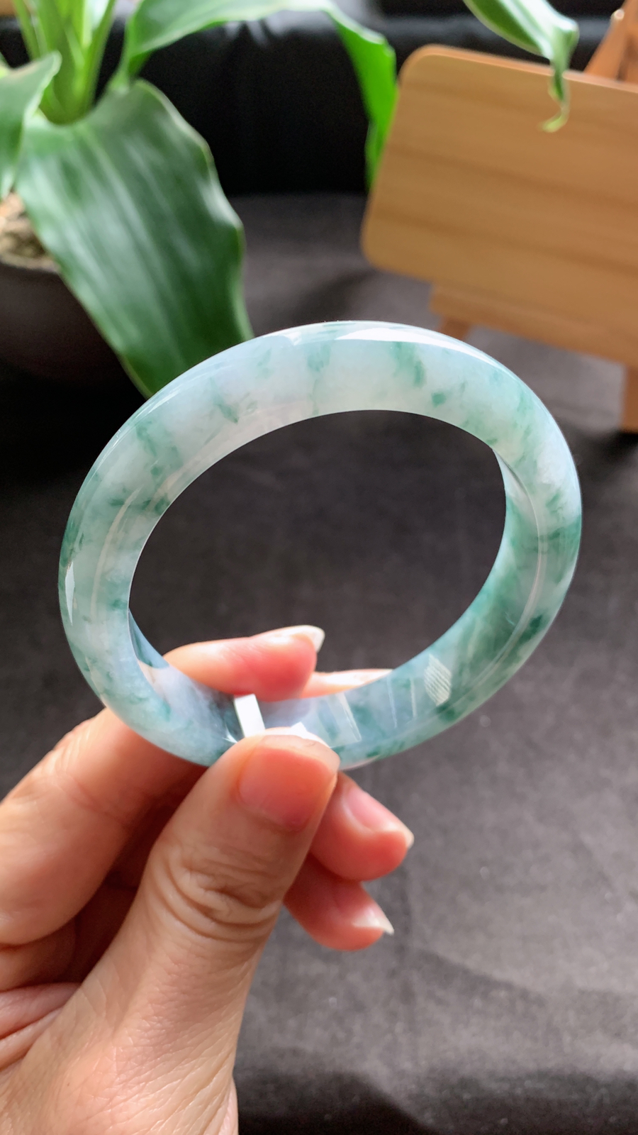 56圈口 天然A货翡翠飘花手镯 种水好 花色灵动