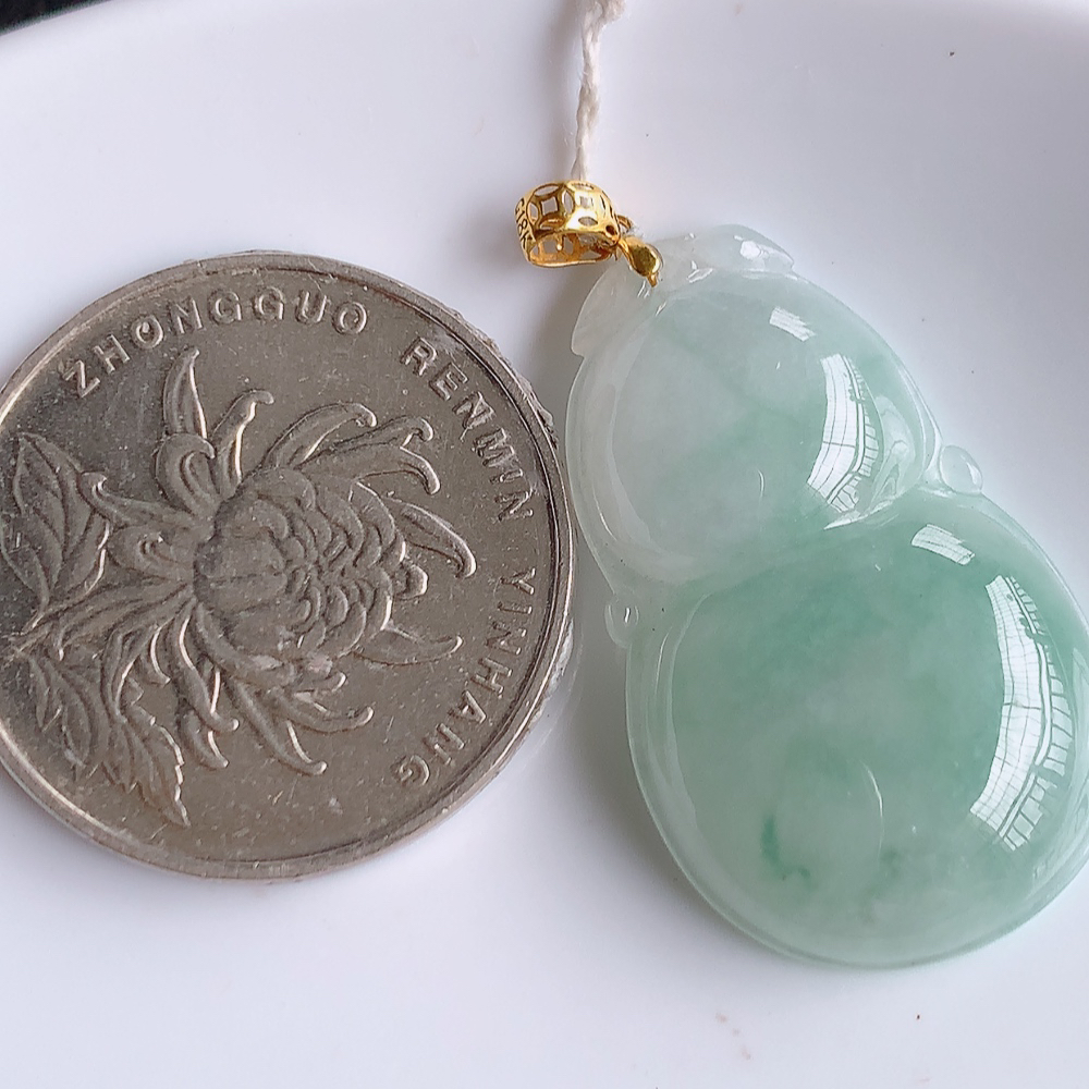 18k金扣冰润飘花葫芦翡翠吊坠  寓意“福禄双全，加官进爵，财源滚滚” 莹润通透，抱满大气  清新脱俗    W415.27 尺寸：30-18-5.8mm