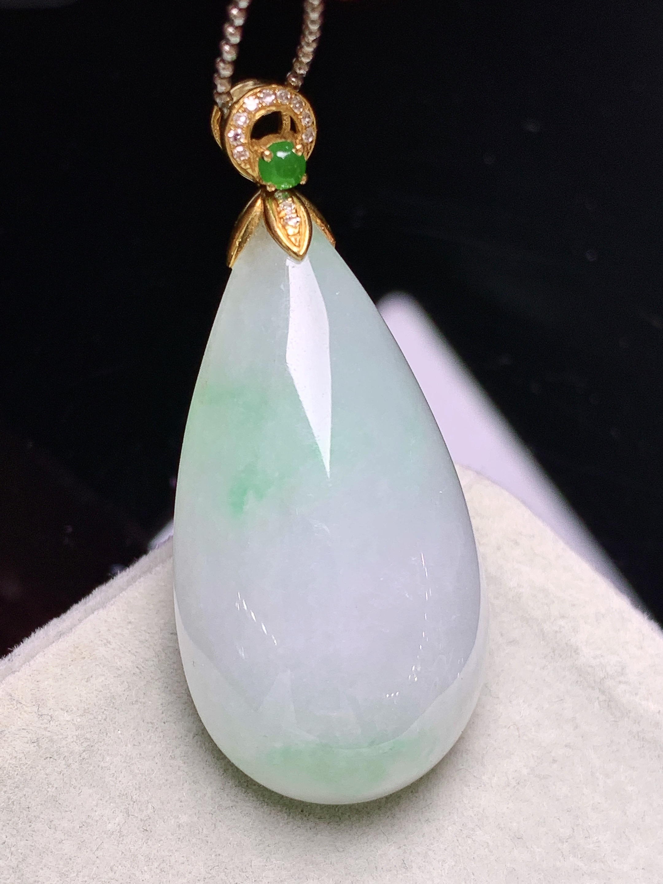 18k金钻镶嵌飘绿水滴吊坠 玉质细腻 色泽艳丽清新 水润亮眼 整体尺寸40.5*18*10.5L4