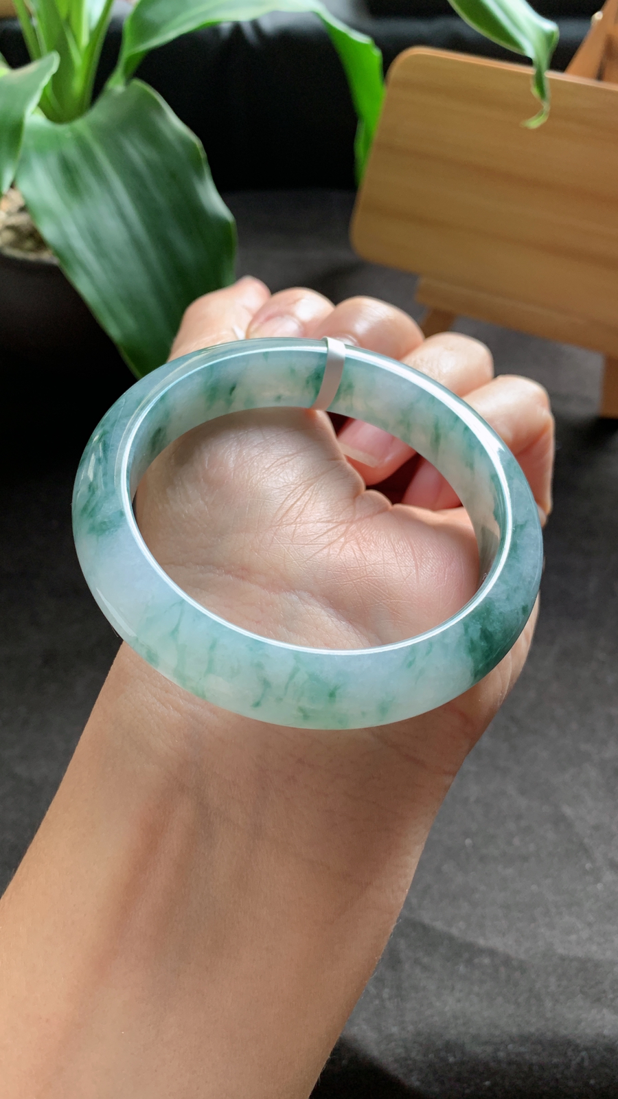 56圈口 天然A货翡翠飘花手镯 种水好 花色灵动