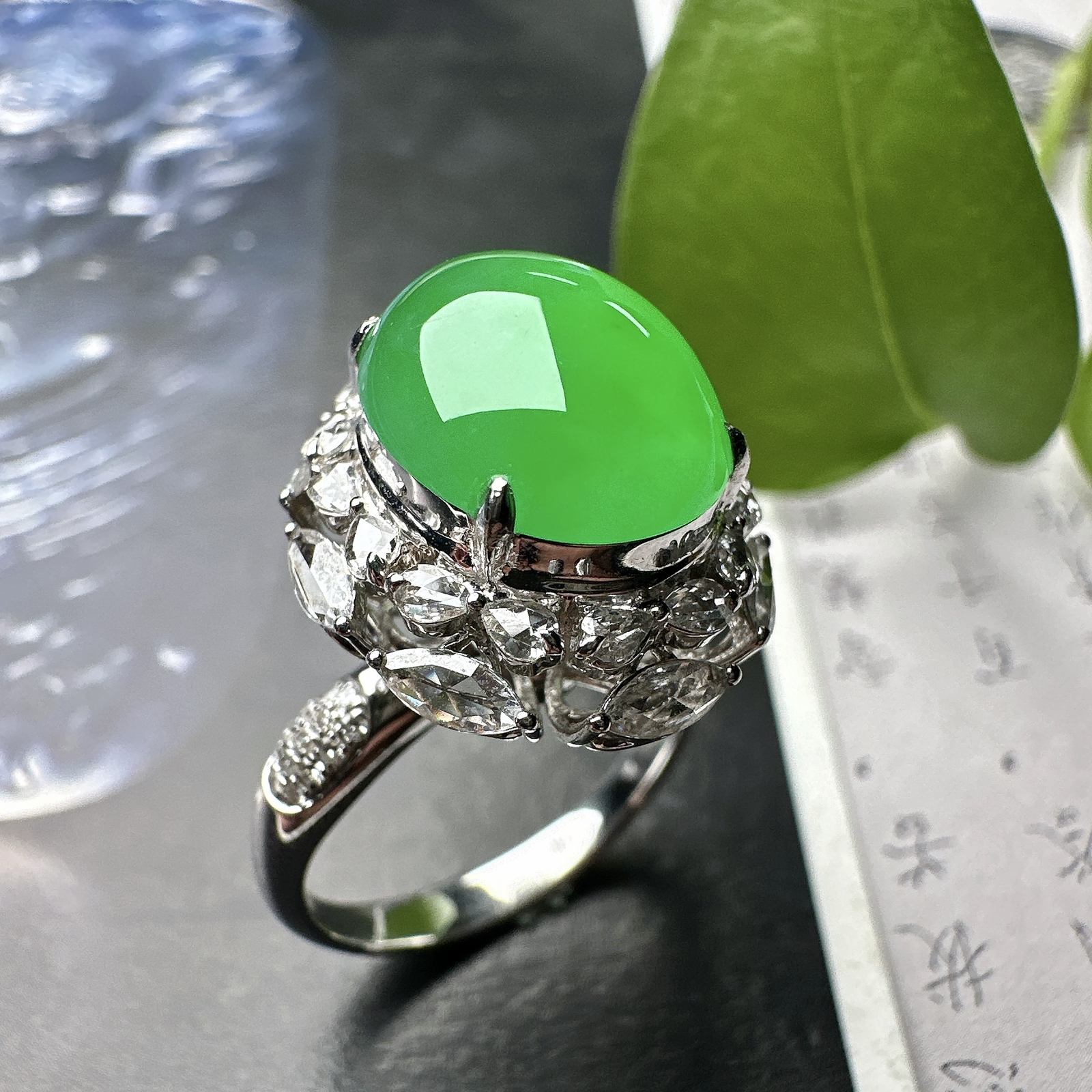 【冰种满绿蛋面戒指】阳绿色泽，质地均匀细腻，冰润起光，胶感强烈，颜色娇艳，18K金钻精美镶嵌，裸石尺寸12.8*10.4*6毫米