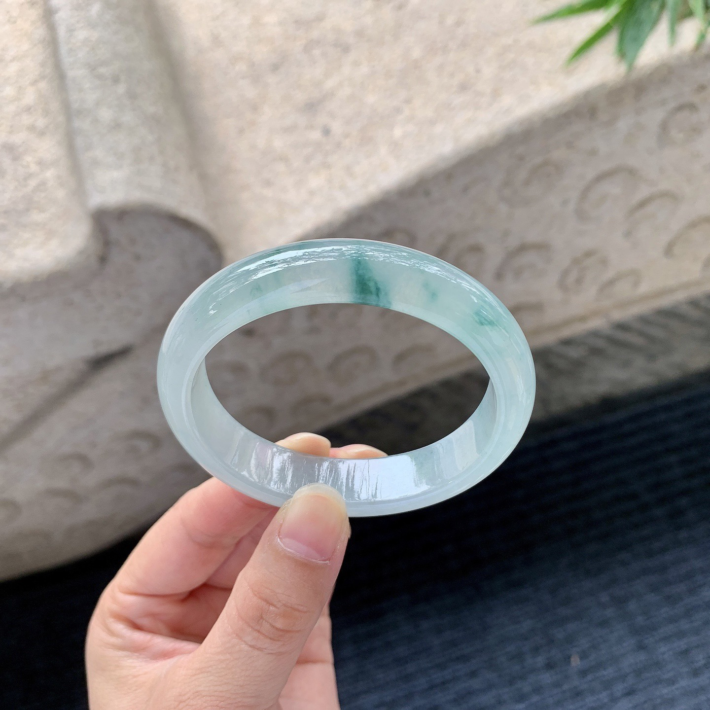 贵妃54 55
【圈口】54.6/49/13/7.3
【描述】糯冰飘蓝花，水润，种老，细腻，打灯有棉线！..