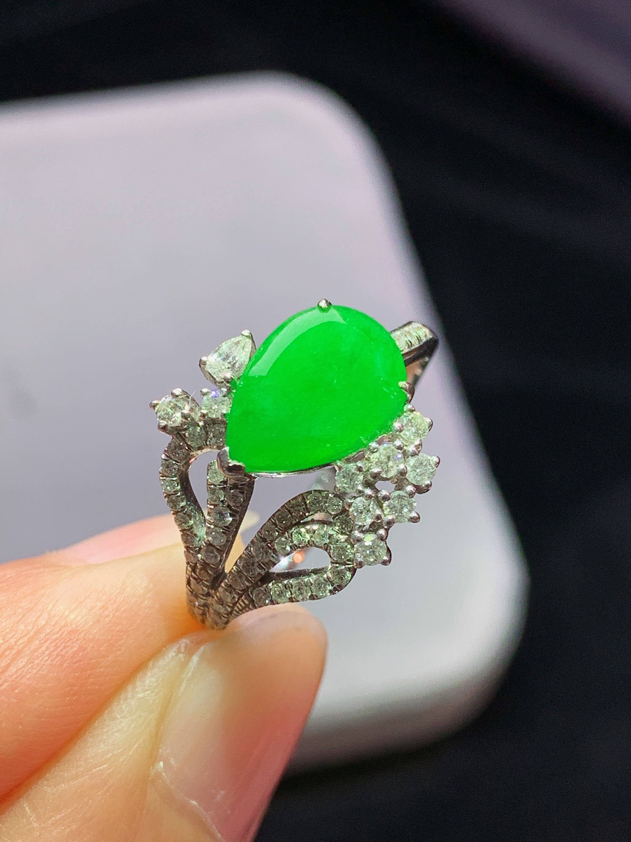 18k金钻镶嵌冰阳绿水滴戒指 玉质细腻 色泽艳丽清新 水润亮眼 圈口14 裸石尺寸10*6.3*2m2