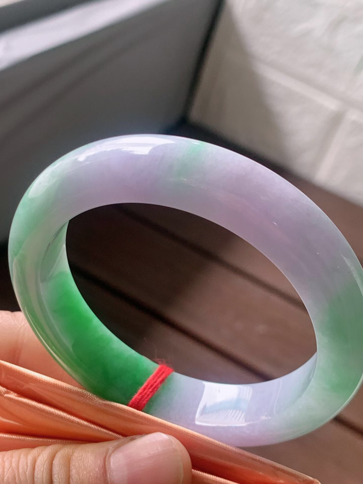 【翡翠名称】老坑种春带彩阳绿正圈口手镯
【翡翠尺寸】53/12/8.7mm适合52-54正圈口佩戴
【翡翠描述】宝贝种老水足，玉质细腻，色泽靓丽，性价比高，佩戴效果好！
【其它赠送】权威证书/精美挂绳盒子/支持全国复检