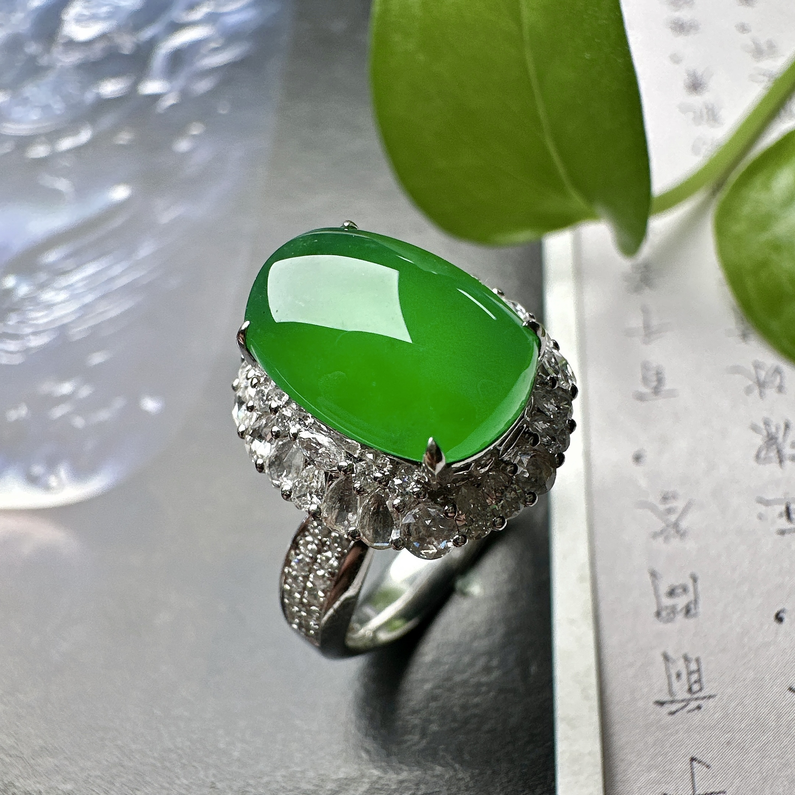 【冰种满绿蛋面戒指】质地均匀细腻，冰润起光，胶感强烈，颜色娇艳，18K金钻精美镶嵌，裸石尺寸12.3*8.8*5.2毫米