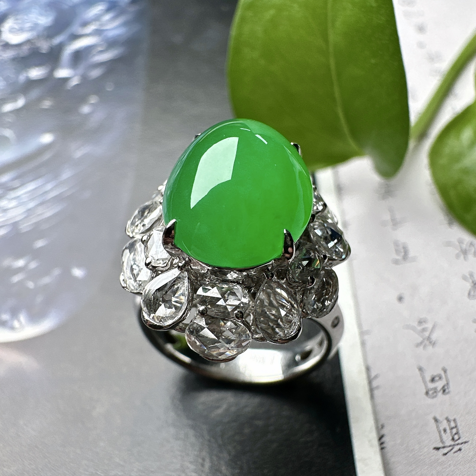 【冰种满绿蛋面戒指】质地均匀细腻，冰润起光，胶感强烈，颜色娇艳，18K金钻精美镶嵌，裸石尺寸12.8*10.2*7.5毫米