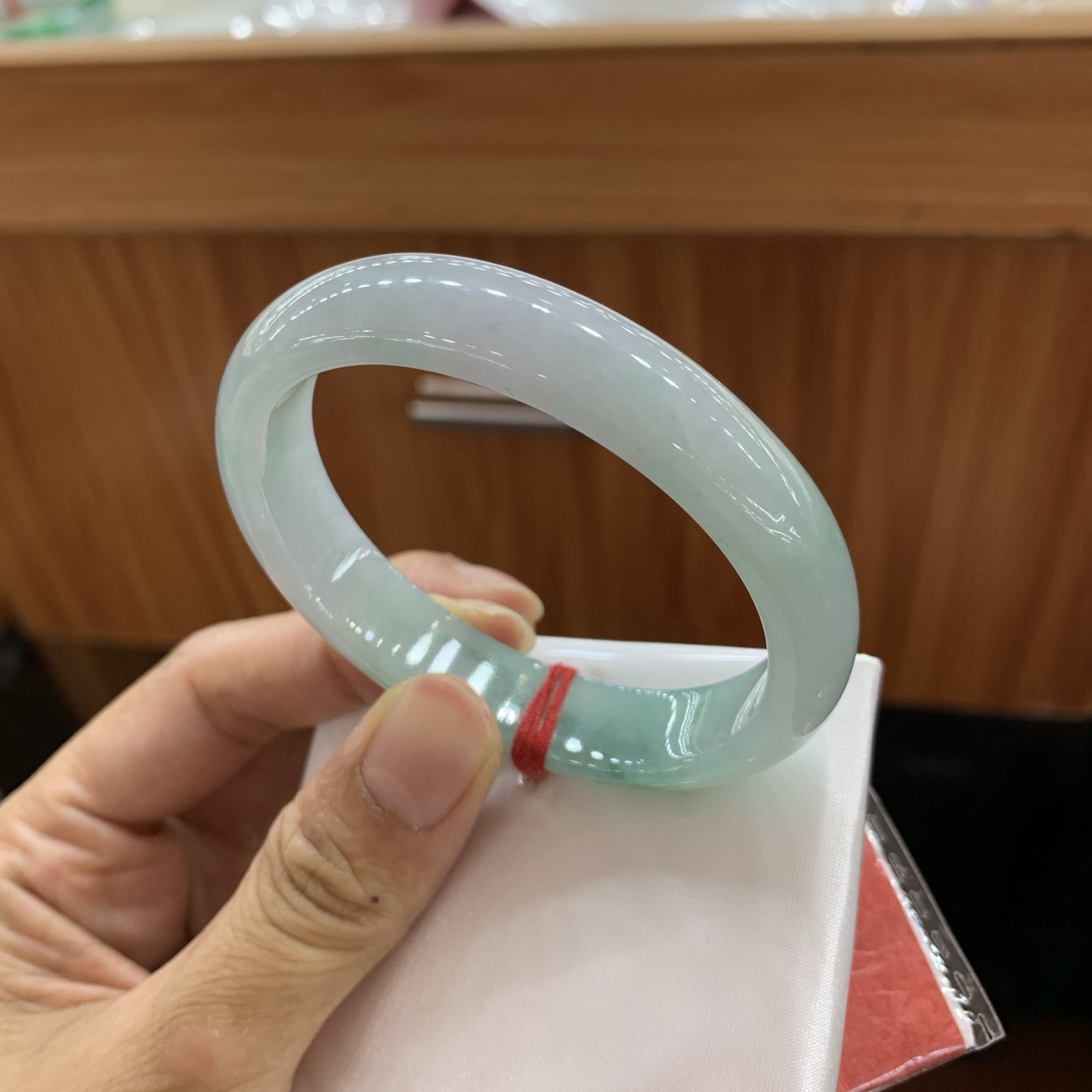 飘绿贵妃翡翠手镯
55-46.4-12.7-7.2..